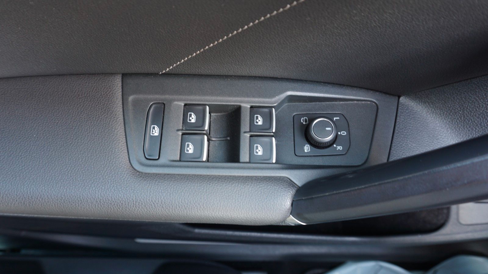 Fahrzeugabbildung Volkswagen Tiguan 4M R-Line Navi,LED,ACC,DCC,Kamera,Head Up