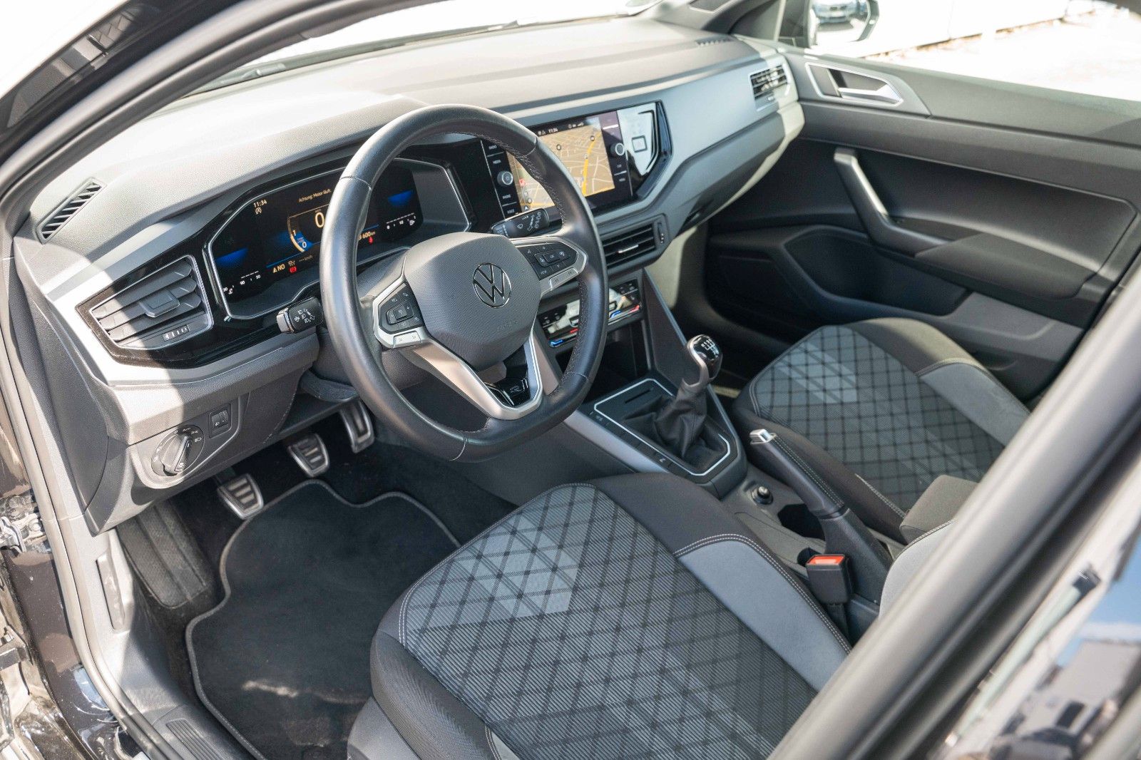 Fahrzeugabbildung Volkswagen POLO VI R-LINE 1.0 TSI MATRIX VIRTC LANE PDC DAB