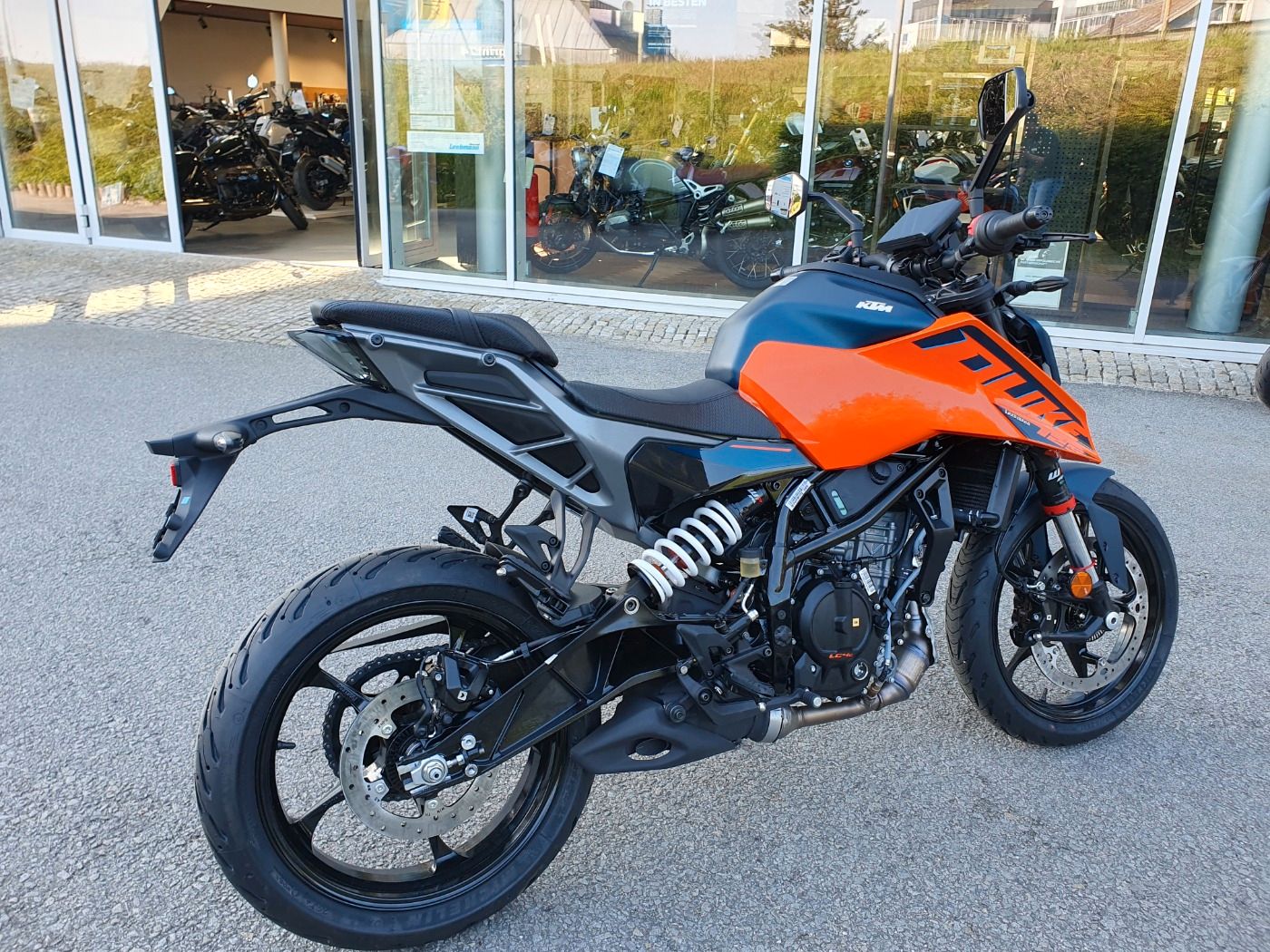 Fahrzeugabbildung KTM 125 Duke Modell 2024 beide Farben lagernd