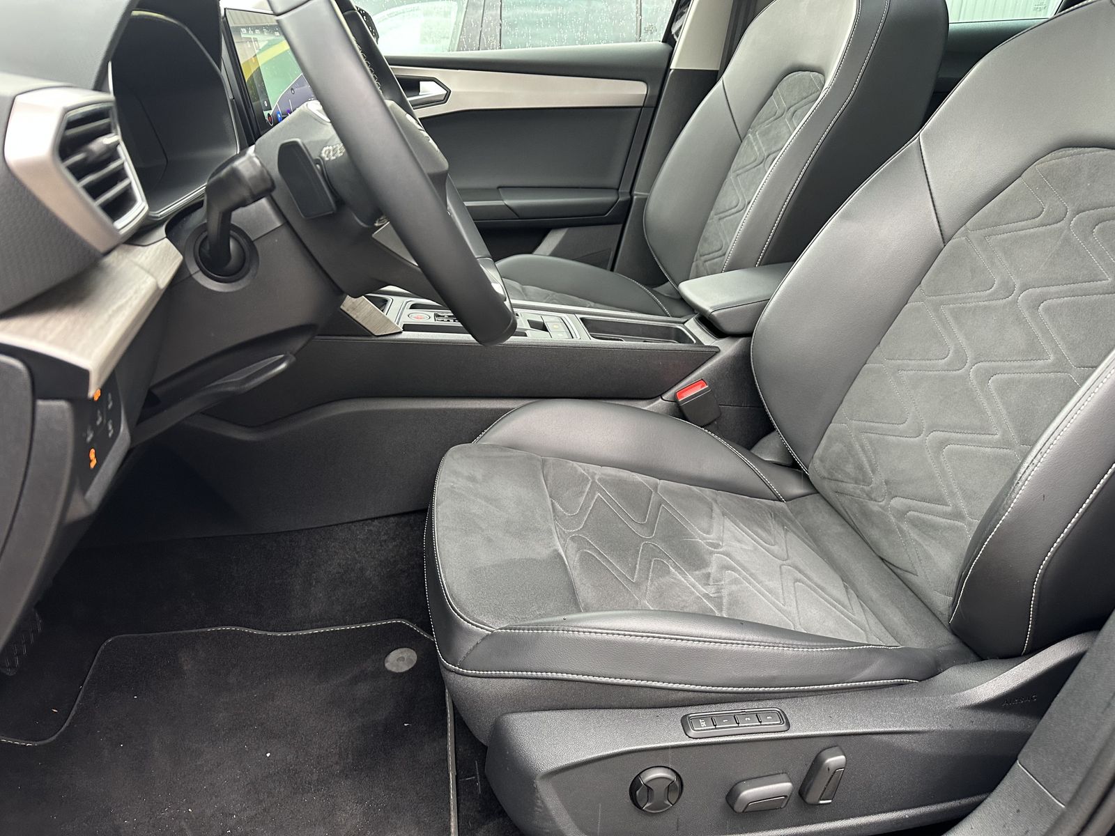 Fahrzeugabbildung SEAT Leon Xcellence e-Hybrid NAV+LED+PANORAMA+CARPLAY