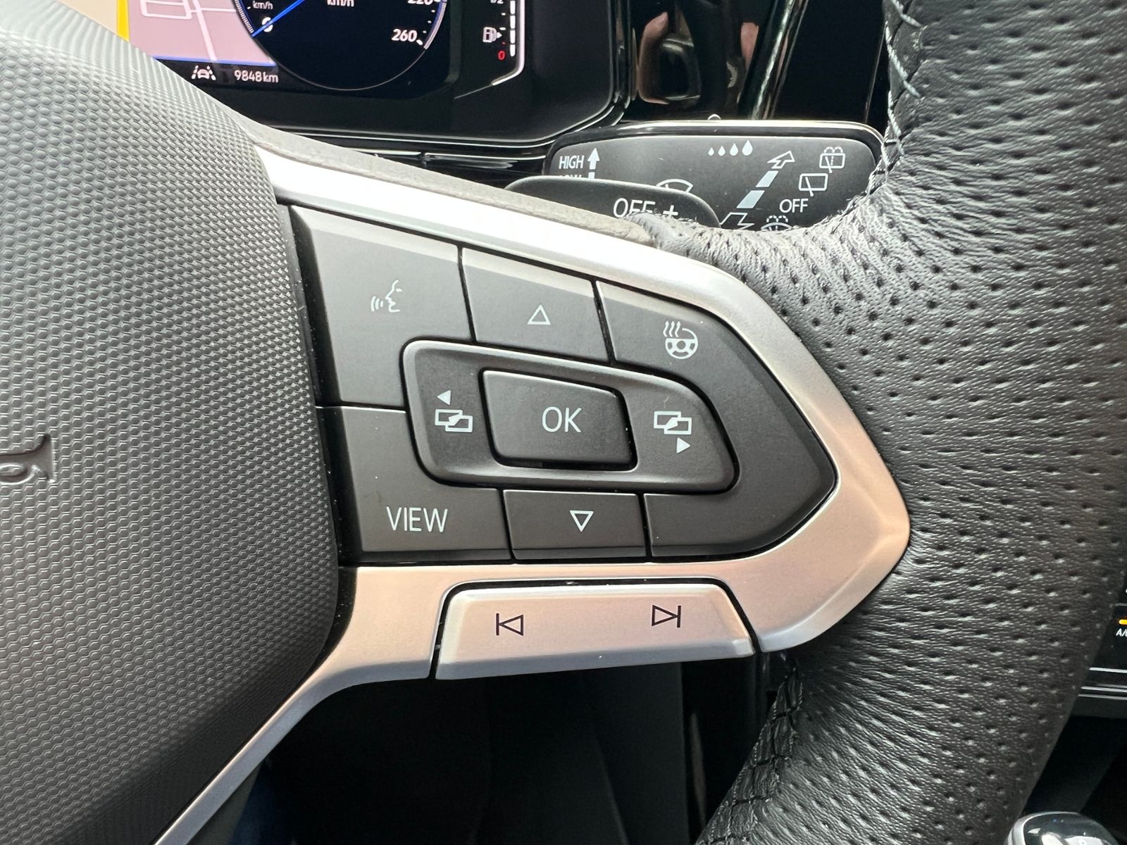 Fahrzeugabbildung Volkswagen T-Roc R-Line 2.0 TSI DSG 4MOTION *AHK,Pano,DCC,1