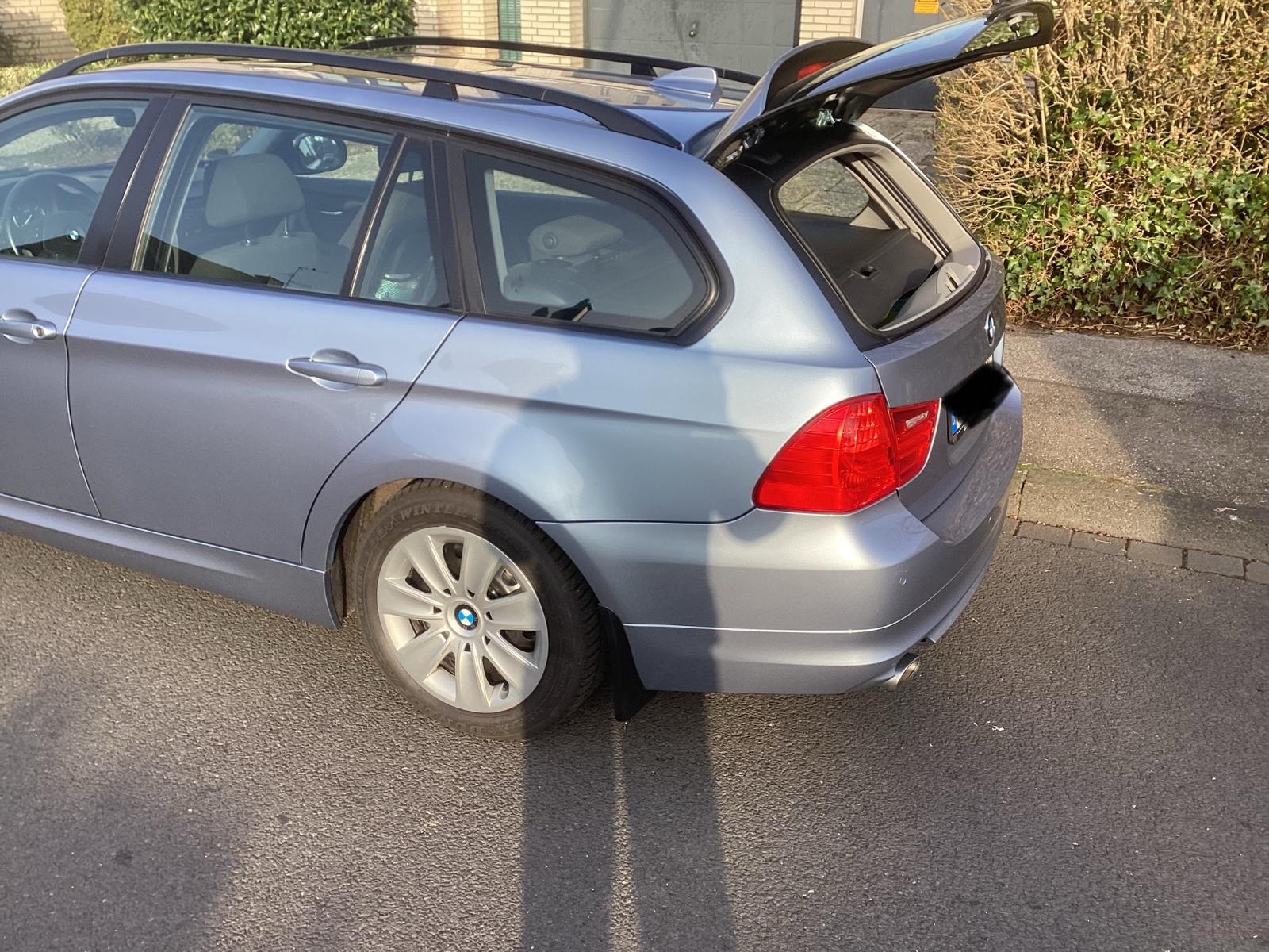 BMW 318 2009 — салон