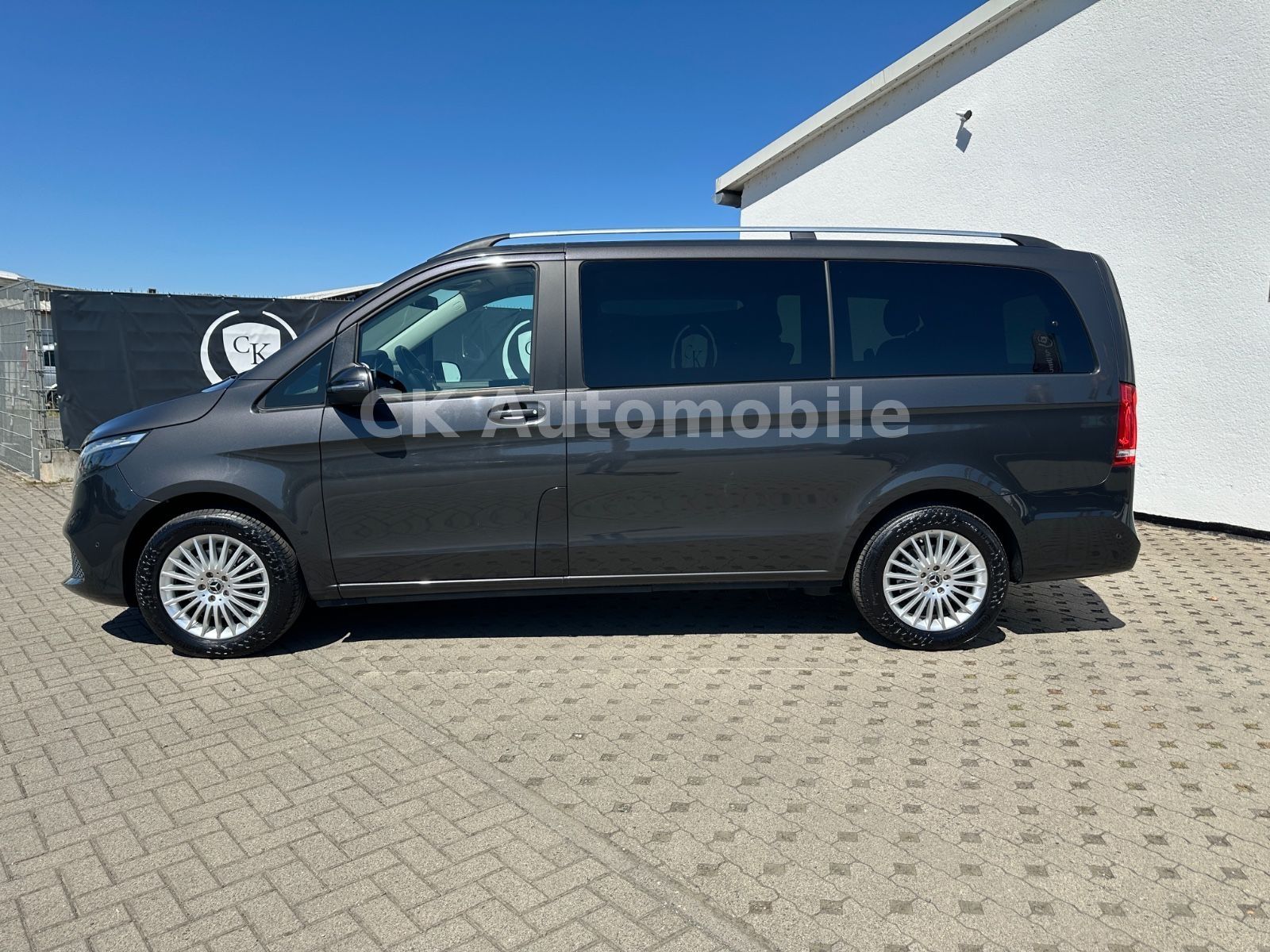 Fahrzeugabbildung Mercedes-Benz V 300d EDITION 4MATIC lang/7 Sitze/Navi/LED/AHK