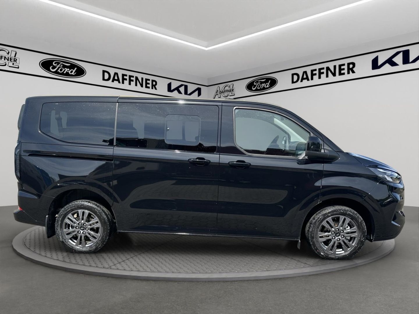 Fahrzeugabbildung Ford Tourneo Custom Bus 320 L1 Titanium FWD Titanium