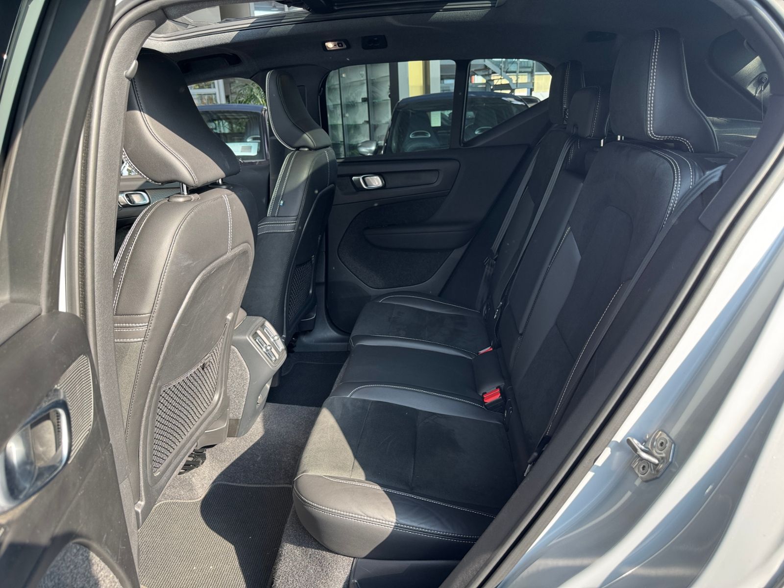 Fahrzeugabbildung Volvo XC40 R Design 2WD PANO LED NAVI SHZ