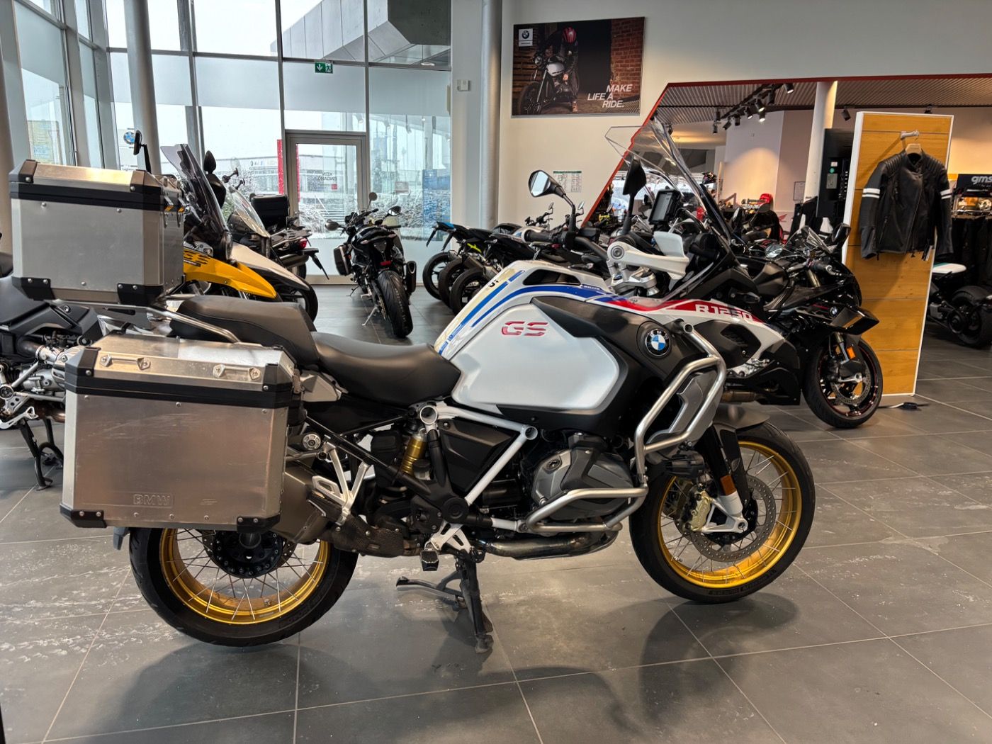 Fahrzeugabbildung BMW R 1250 GS Adventure mit Tieferlegung Akrapovic A