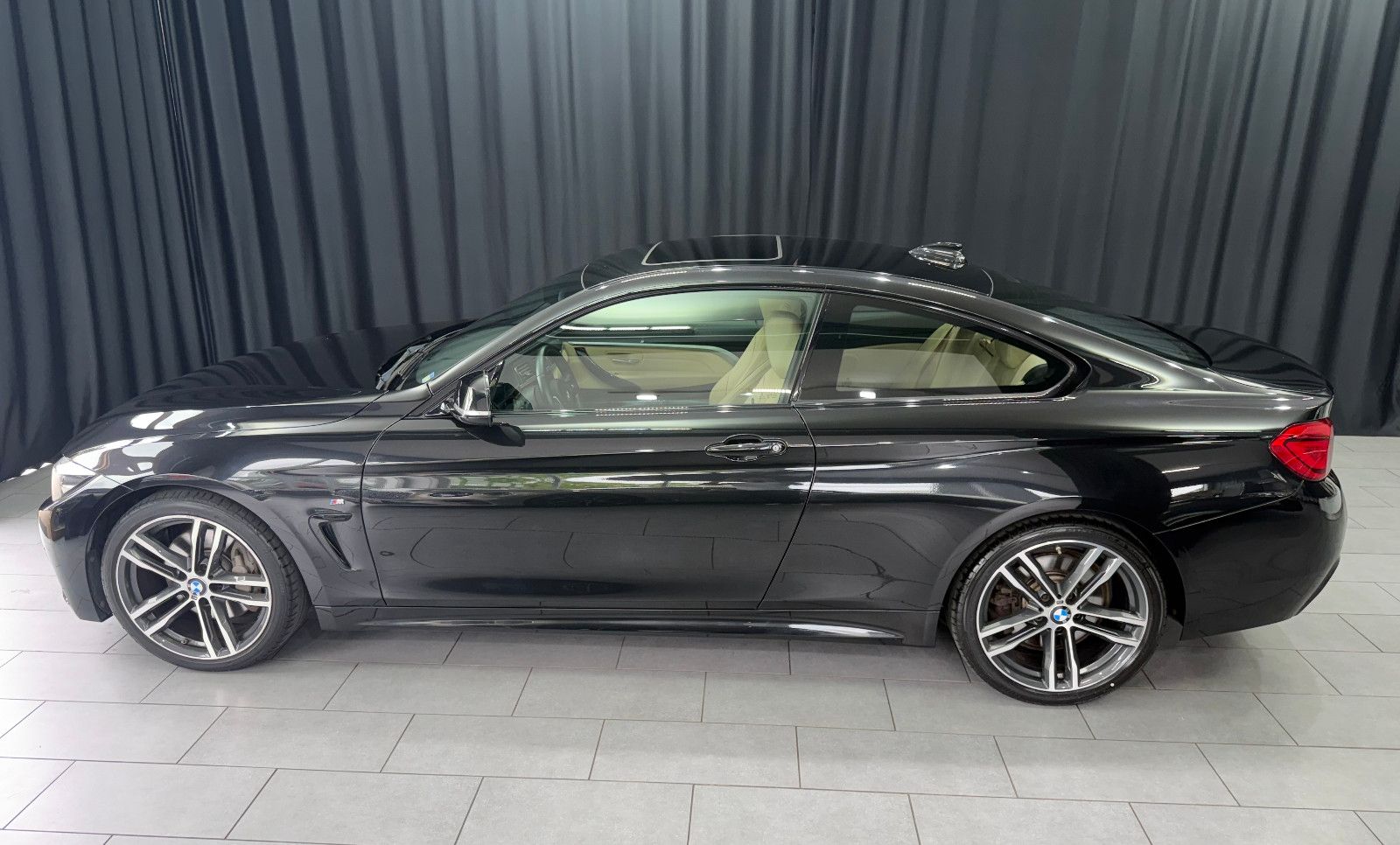 Fahrzeugabbildung BMW 440i Coupe M Sport|LCI|GLASDACH|SHADOWLINE