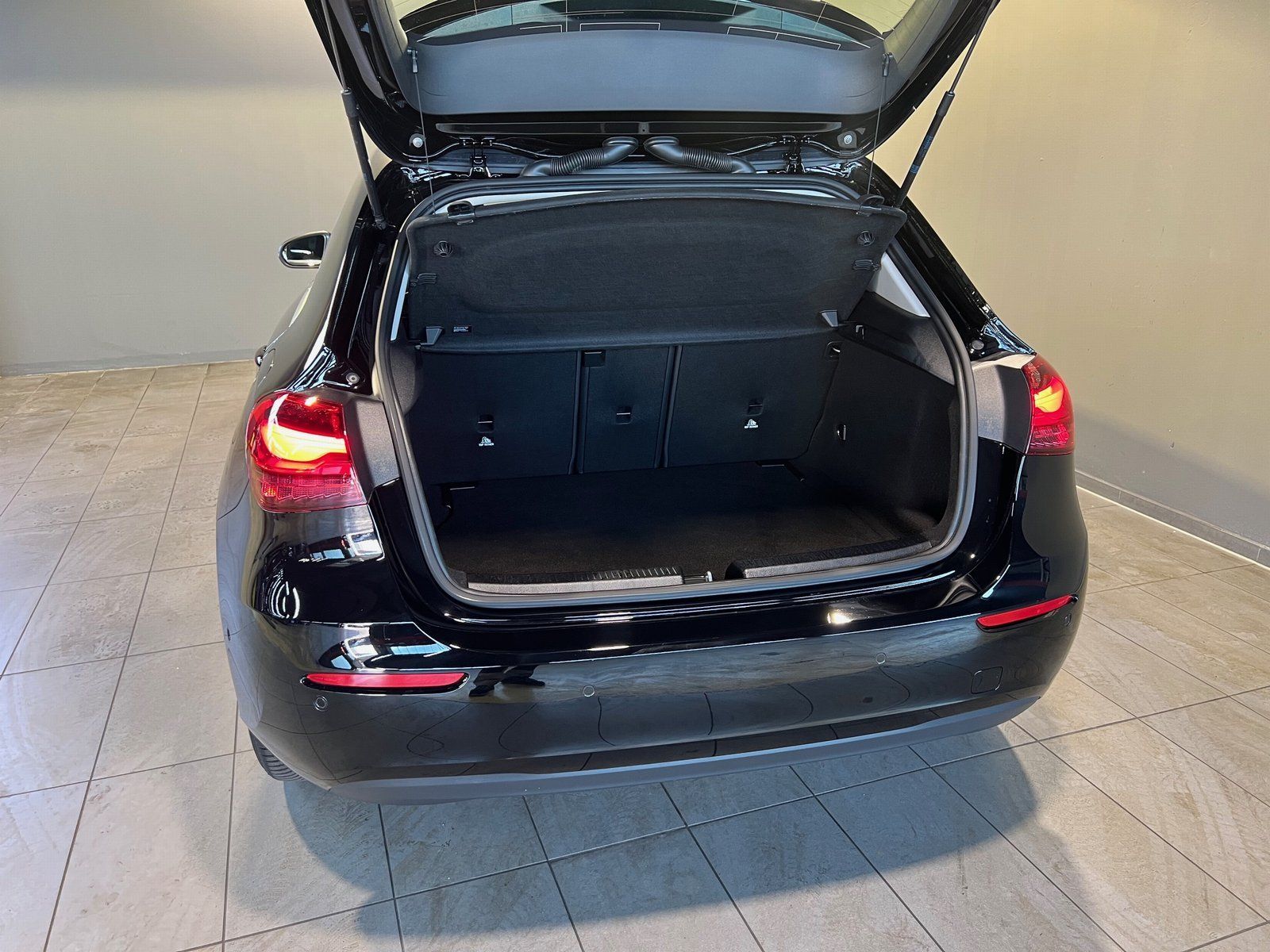 Mercedes-Benz A 180 d Advanced PTS Kamera MBUX LED DAB LMR 16 foto 3