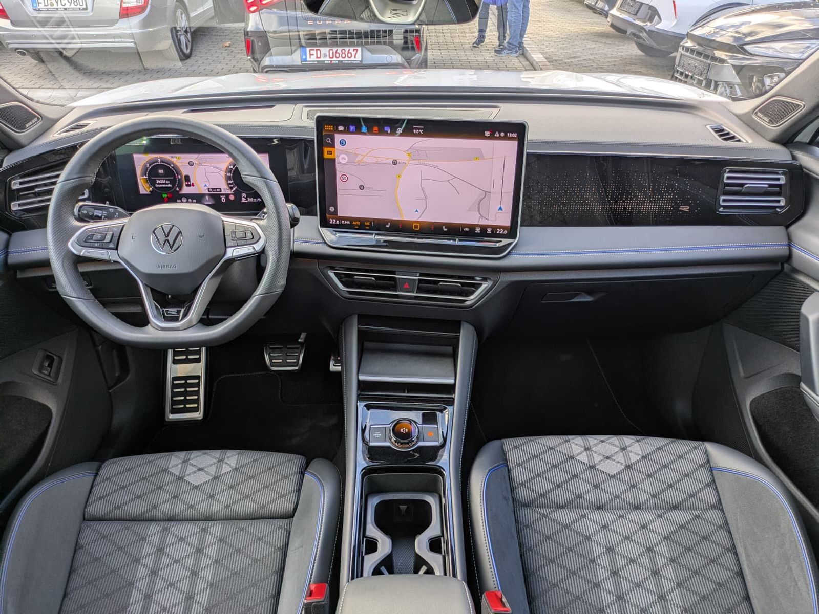 Fahrzeugabbildung Volkswagen Tiguan 2.0 TDI 4M R-Line PANO*H&K*AHK*MATRIX*20"