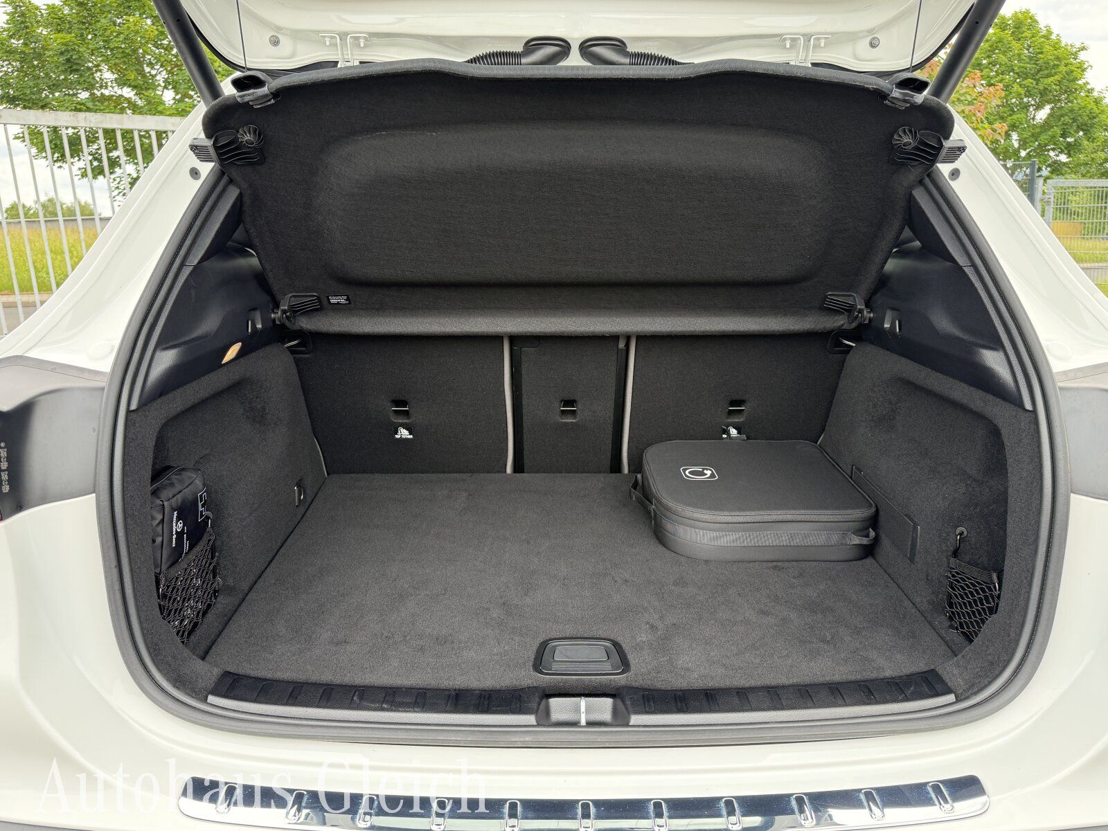 Fahrzeugabbildung Mercedes-Benz EQA 300 Electric Art 4Matic Navi/Distronic/Klima