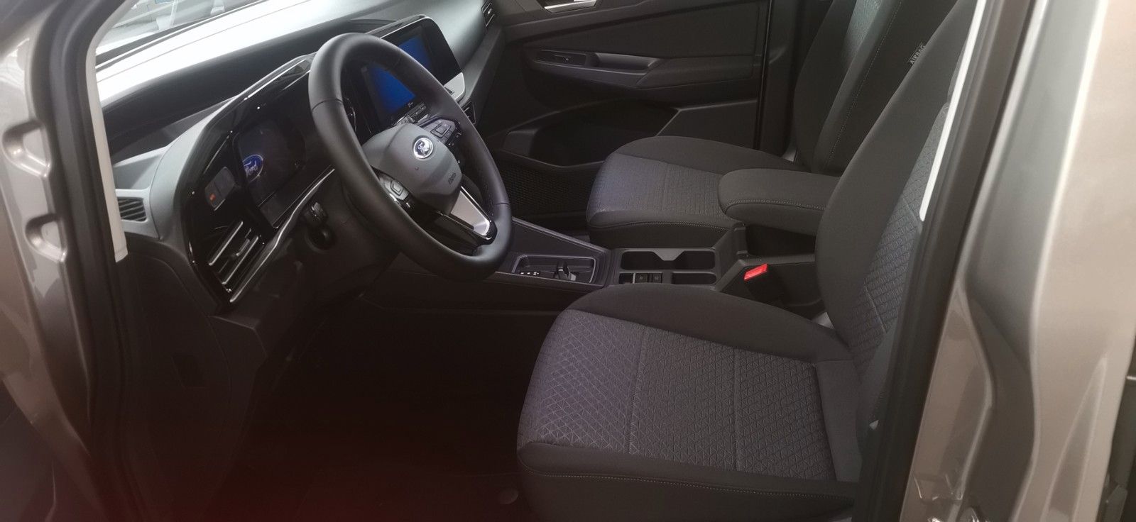 Fahrzeugabbildung Ford Grand L2 Titanium Automatik