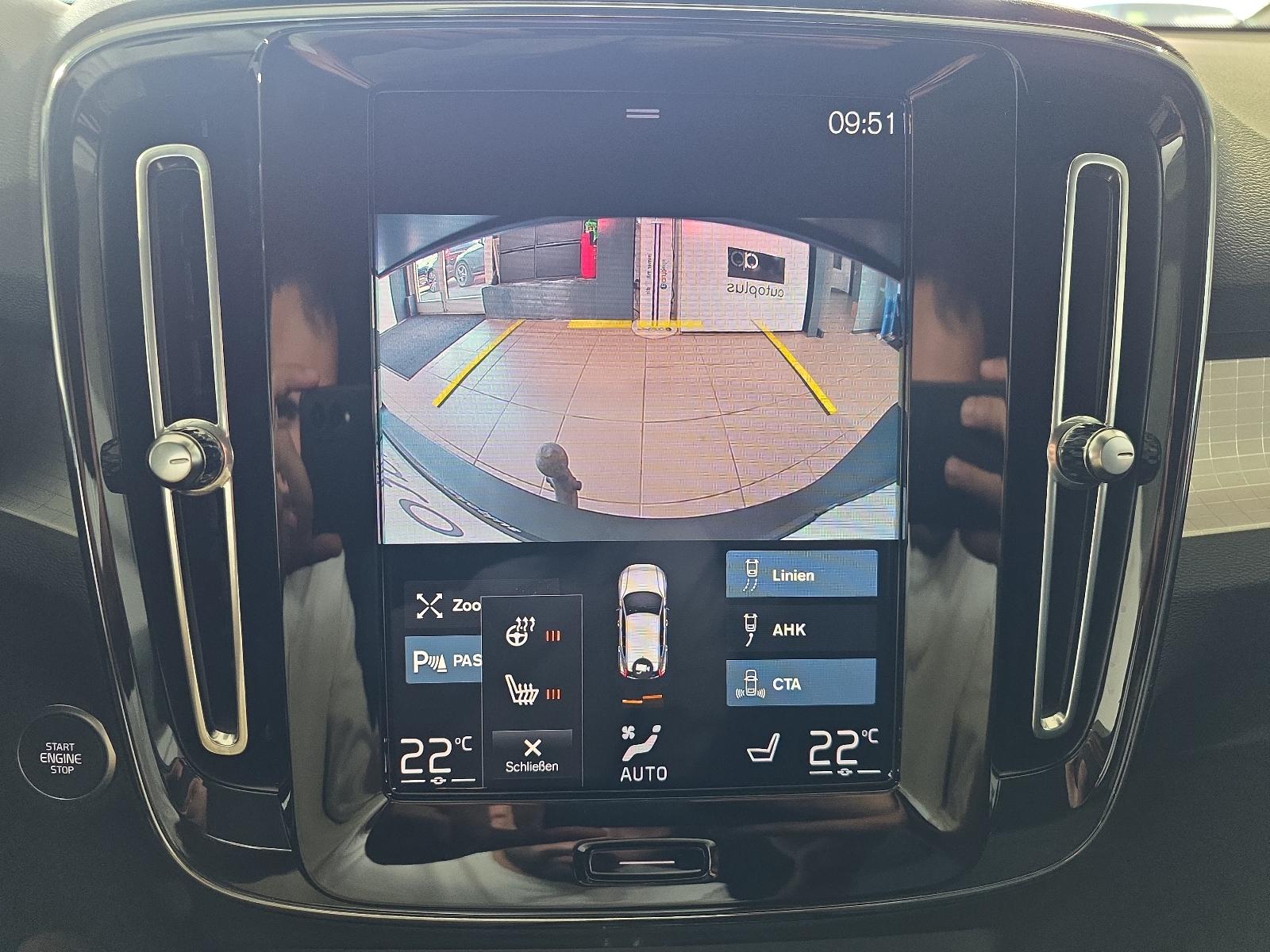 Volvo XC40 T3 Momentum Pro ACC BLIS AHK Kamera LED SHZ