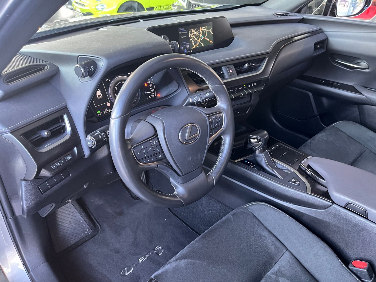 Fahrzeugabbildung Lexus UX 250h Launch Edition LED AHK NAV RFK SHZ ALU