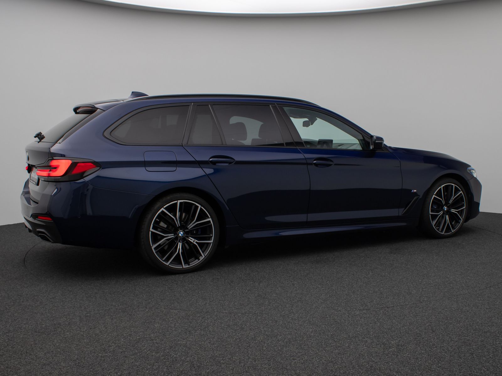 Fahrzeugabbildung BMW 540d xD M Sport Panoram Kamer HUD H/K TV Massage