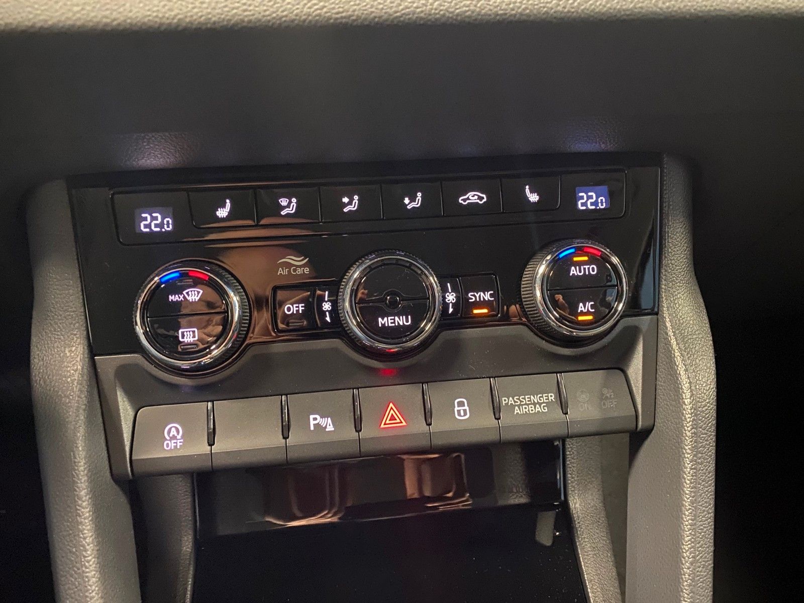 Fahrzeugabbildung SKODA Karoq 1.5 TSI DSG+Garantie 2030 oder 100tKM+NAVI