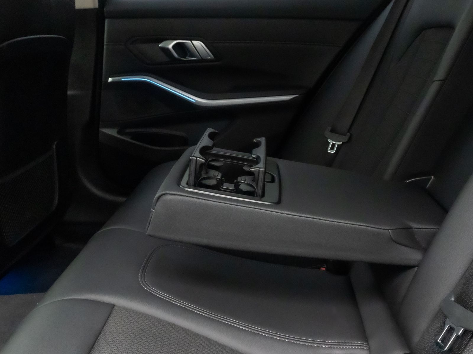 Fahrzeugabbildung BMW 320e Sport Line Alarm DAB Kamera Individual Komf