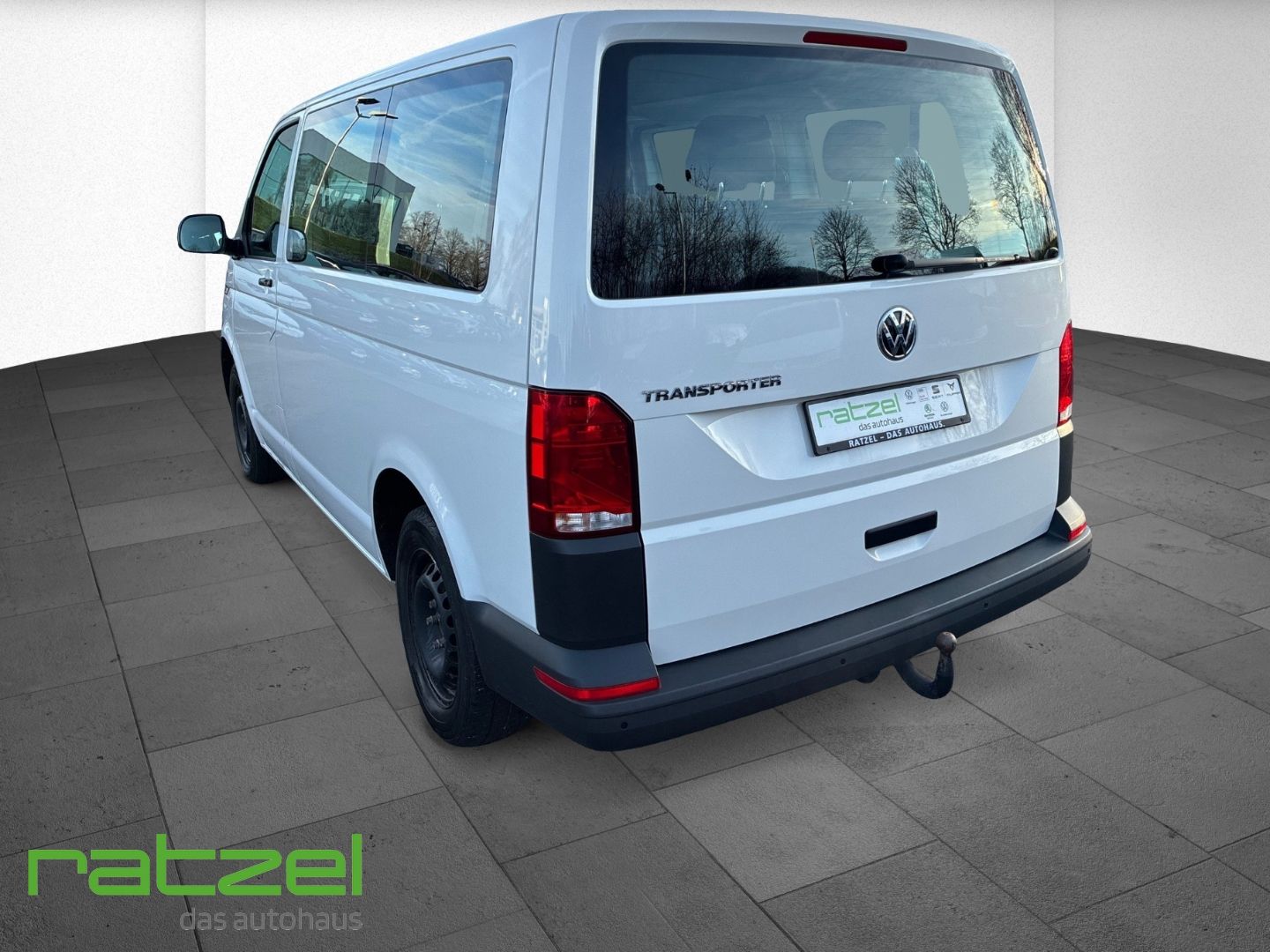 Fahrzeugabbildung Volkswagen T6.1 Kombi 2.0 TDI 9-Sitzer AHK + PDC uvm.