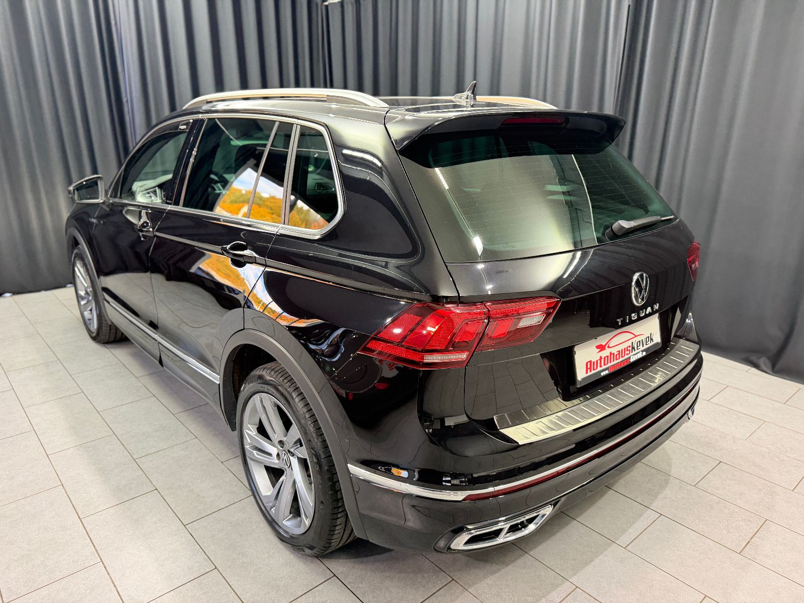 Fahrzeugabbildung Volkswagen Tiguan R-Line 4Motion|PANORAMA|360°-KAMERA|ACC