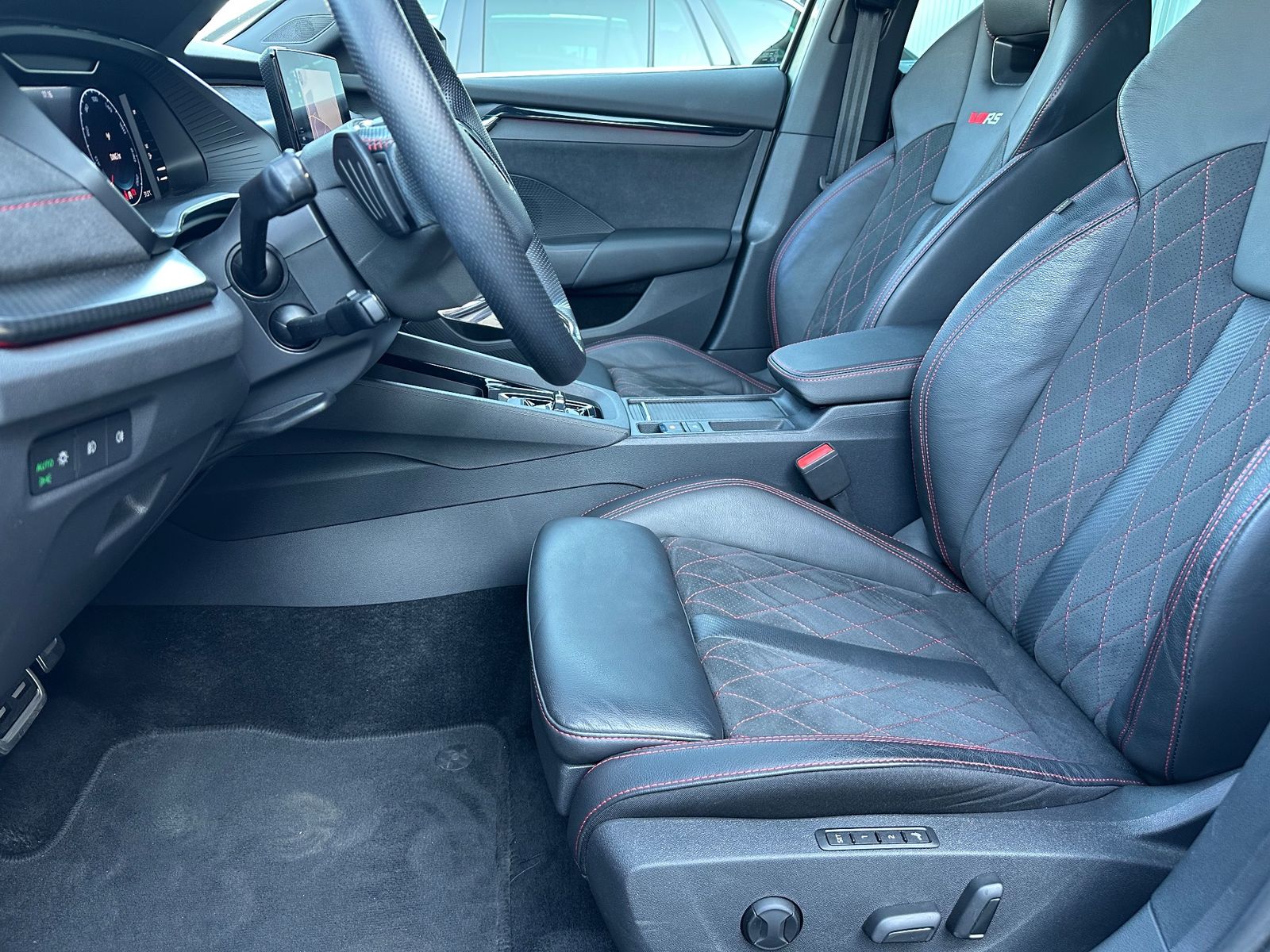 Fahrzeugabbildung SKODA Octavia Combi RS Plus NAV+MATRIX+AHK+ACC+HUD+1HD