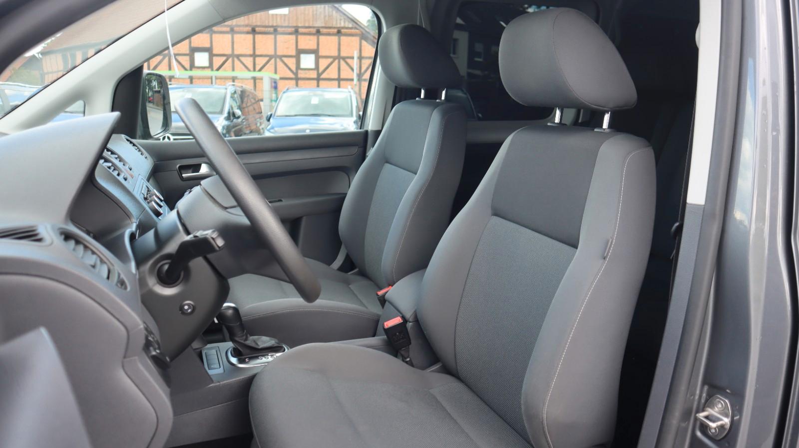 Volkswagen Caddy 1.6 TDI DSG Rollstuhlrampe R.Cam StandHz.