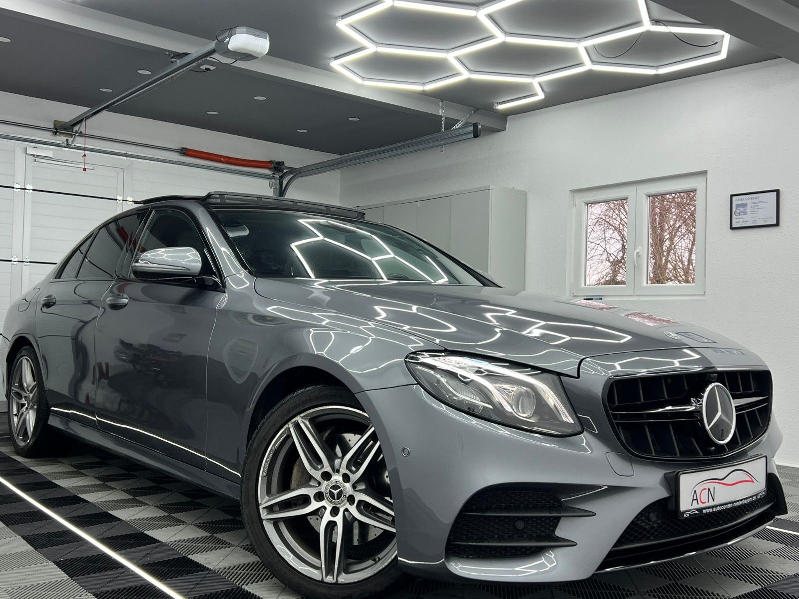 Fahrzeugabbildung Mercedes-Benz E350d AMG-LINE/PANO/BURMESTER/WIDESCREEN/AMBIENT