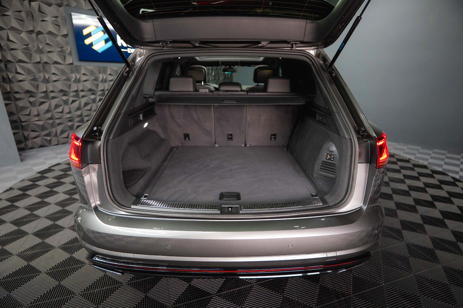 Fahrzeugabbildung Volkswagen Touareg V6 R-Line+ 4Motion *Pano*Matrix*DAB*19%*
