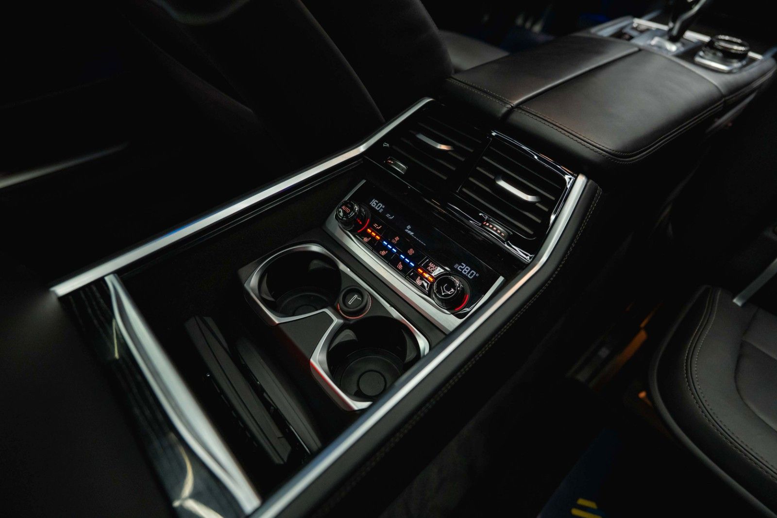 Fahrzeugabbildung BMW 730d L xDrive M Sport Shadow | 100% Option | 19%
