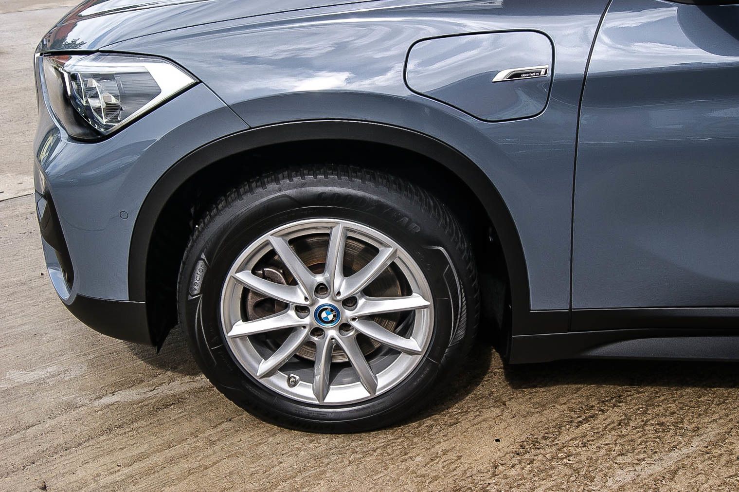 Fahrzeugabbildung BMW X1 xDrive 25e Advantage STORM BAY INDIVIDUAL LED