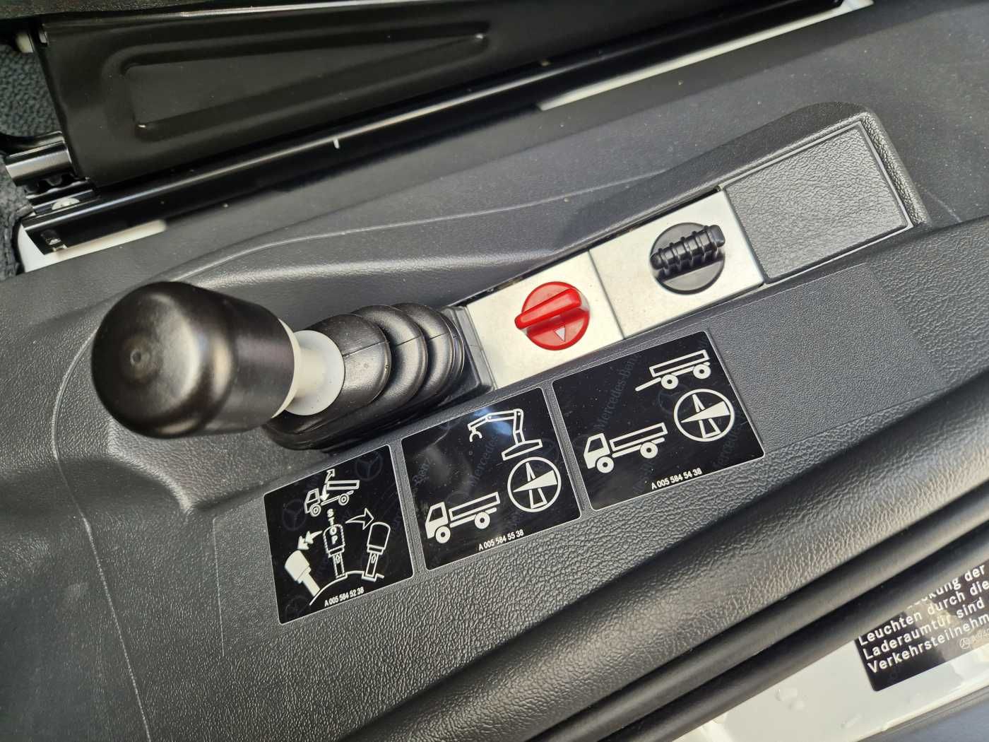 Fahrzeugabbildung Mercedes-Benz Atego 823 KK Kipper+Kran+Funk+Greifersteuerung