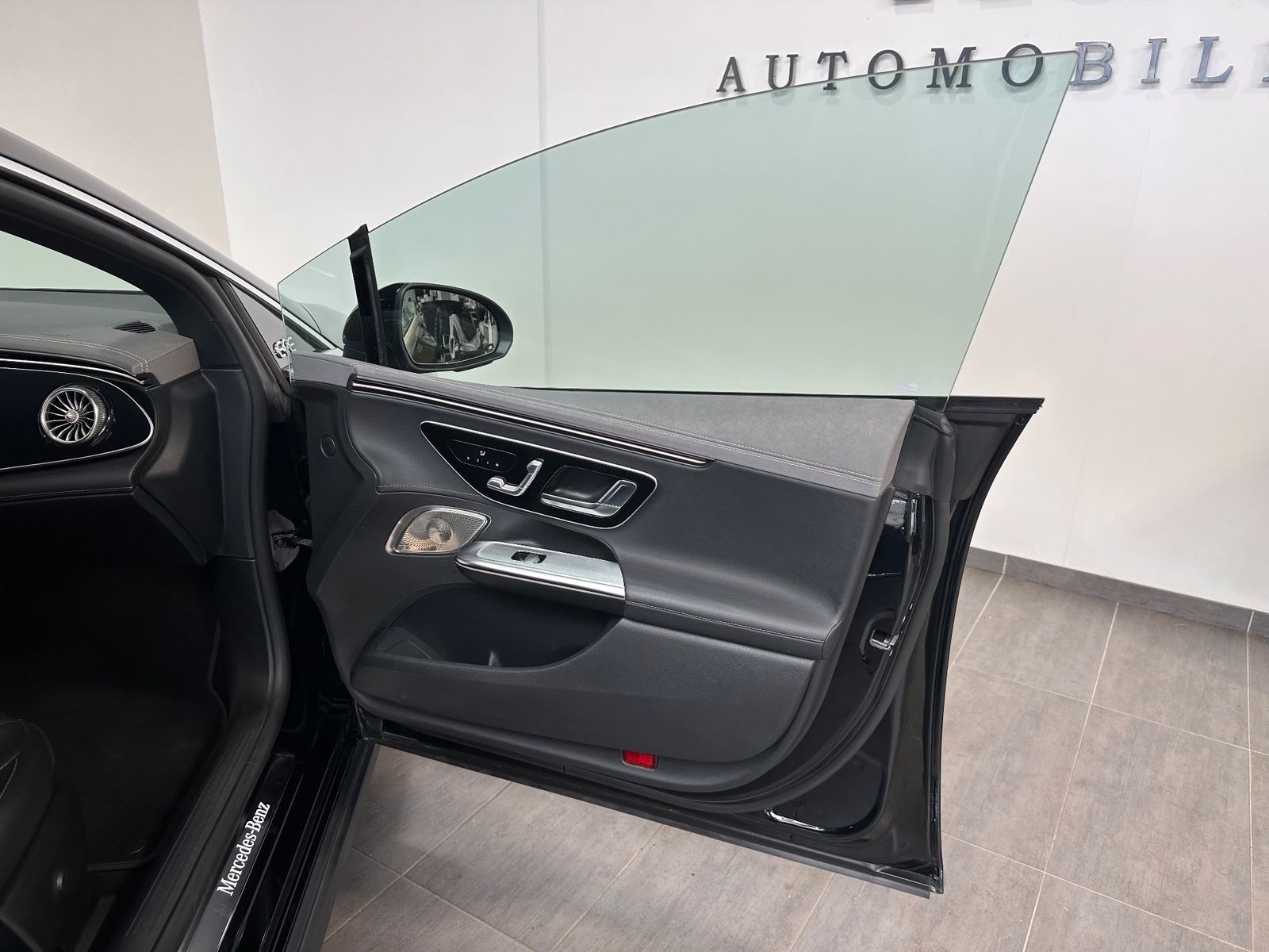 Fahrzeugabbildung Mercedes-Benz EQE 300 Electric Art NAV+LED+ACC+360GRAD+SHZ