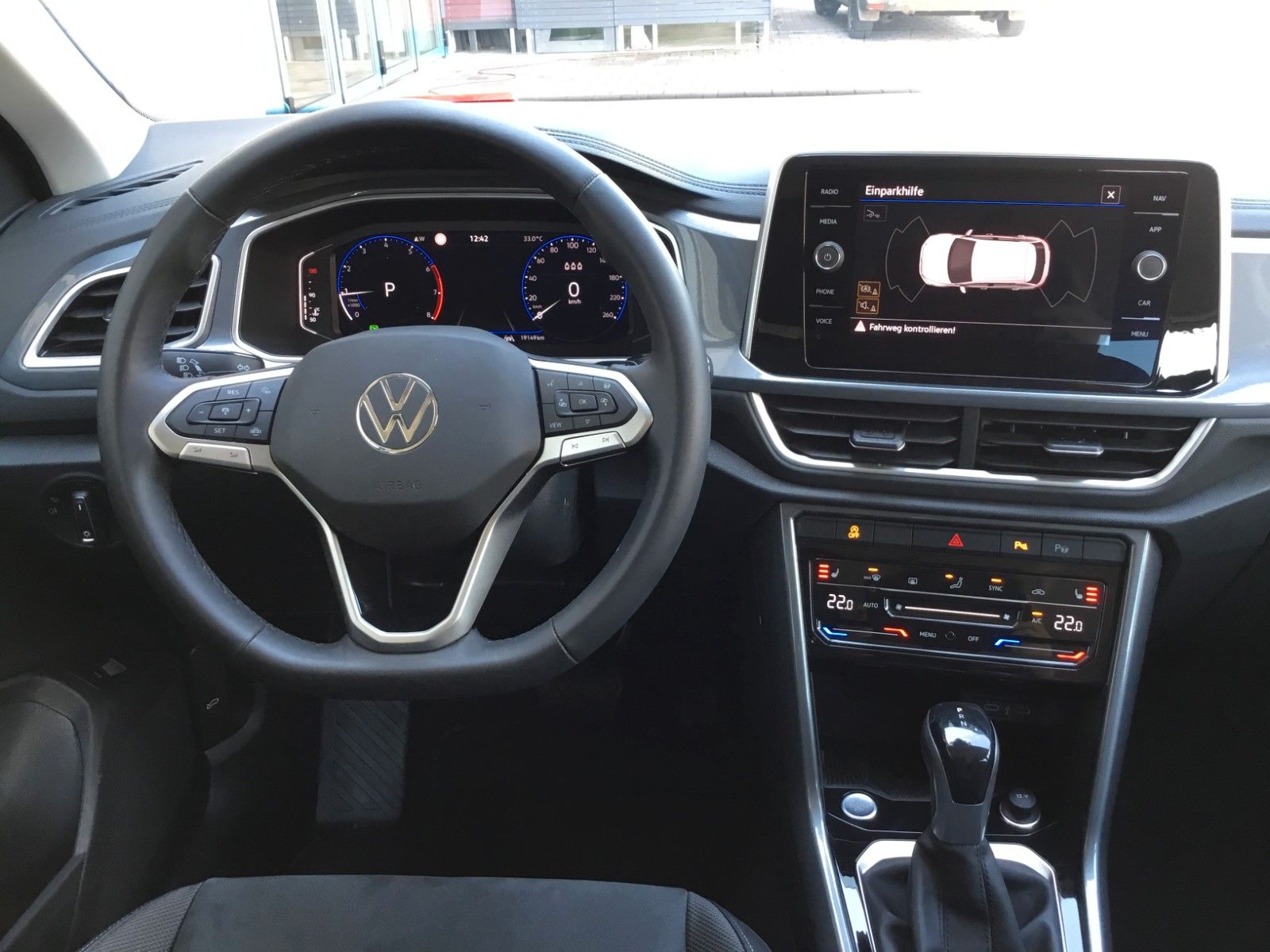 Fahrzeugabbildung Volkswagen T-Roc 1.5 TSI DSG Style+AHK+LED+ACC+17"+Kamera