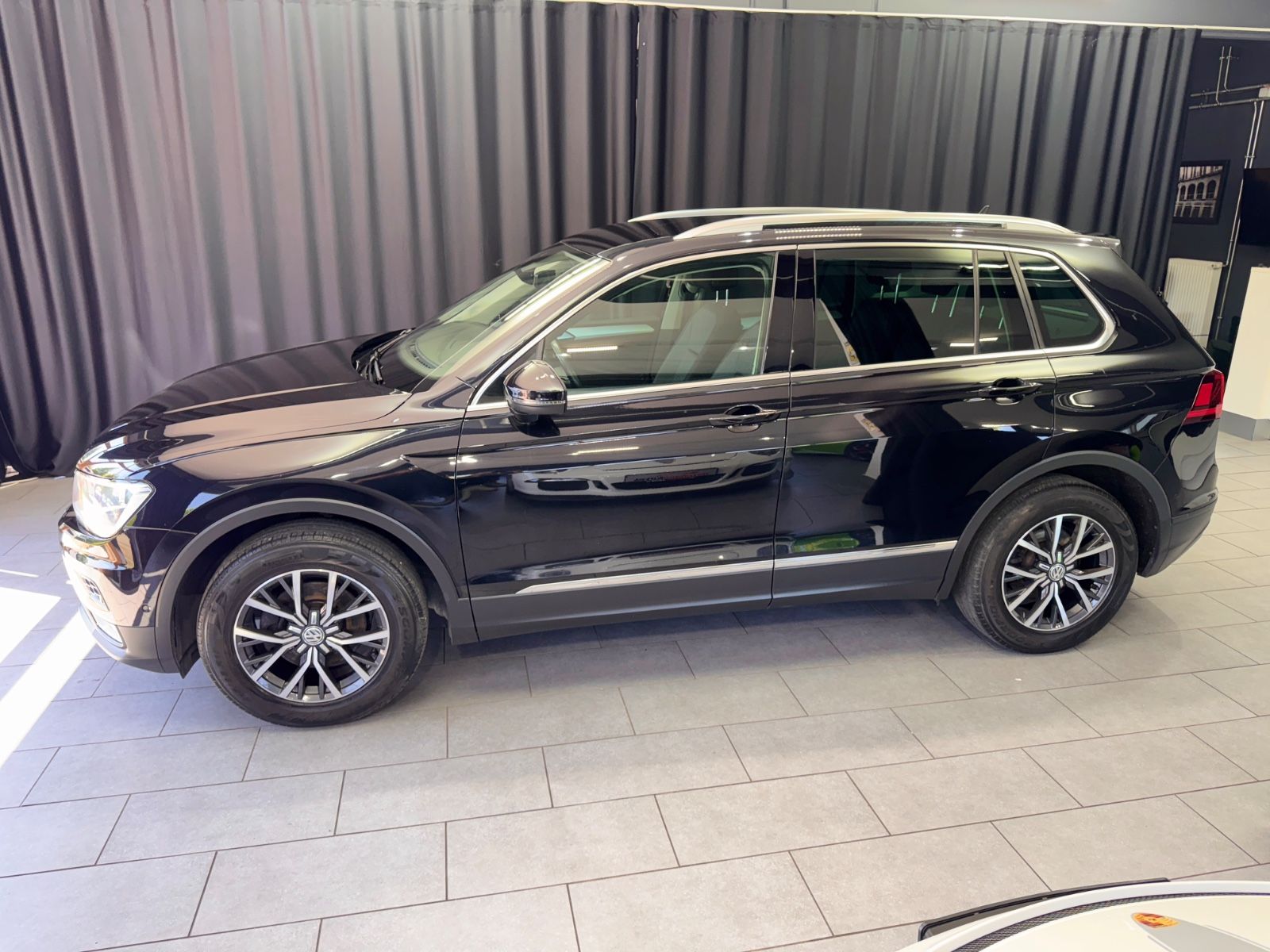 Fahrzeugabbildung Volkswagen Tiguan Comfortline 4Motion|NAVI|KAMERA|1.HAND