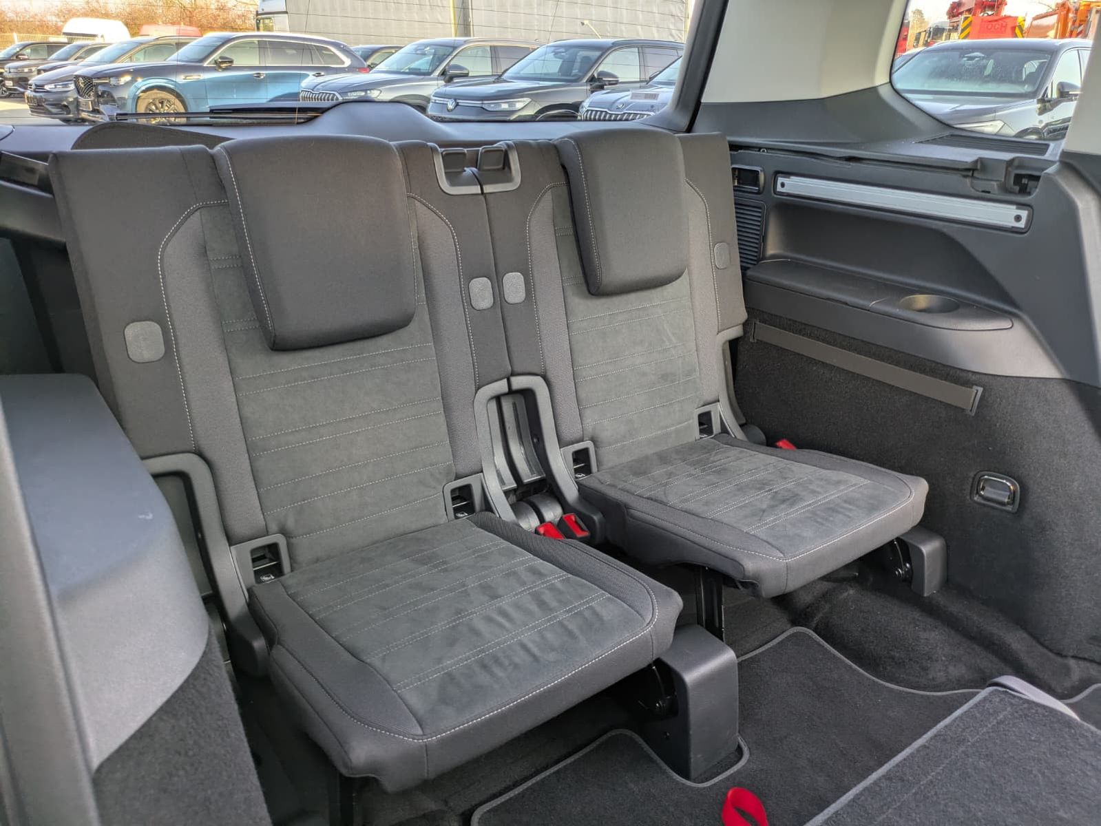 Fahrzeugabbildung Volkswagen Touran 2.0 DSG R-Line High BLACK Pano*7Si*IQ*AHK