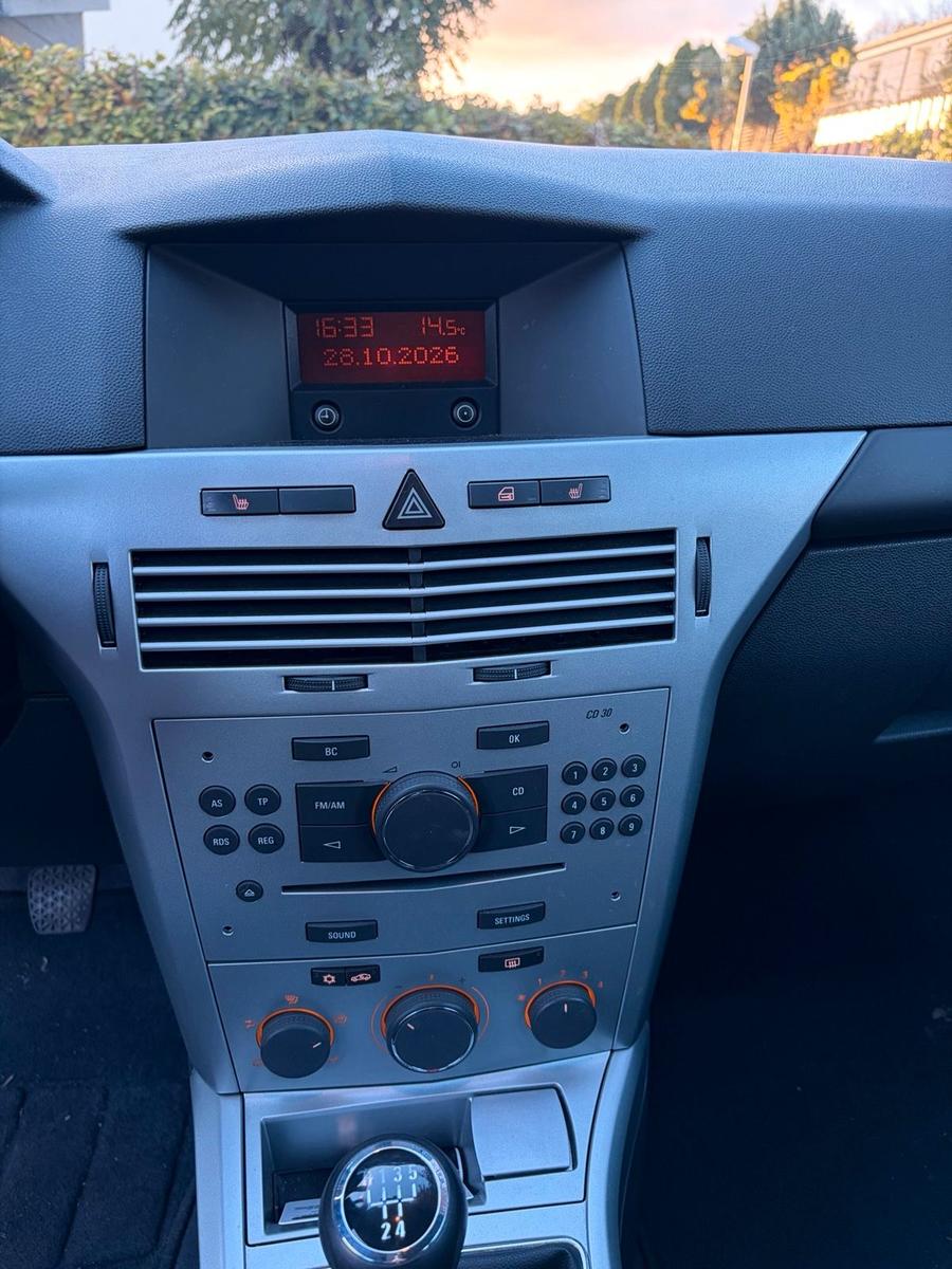 Opel Astra 2009 — photo 11