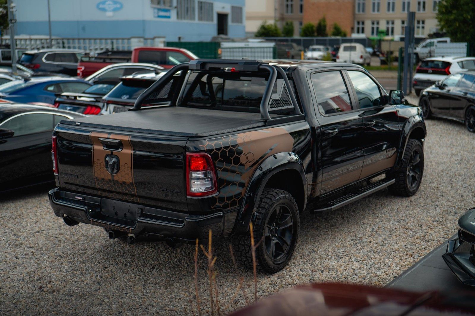 Fahrzeugabbildung Dodge RAM 5.7 V8 HEMI 4x4 Offroad Night-Edition LPG