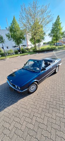 BMW 320 i Cabrio  mit  H Zulassung sehr gepflegt. 