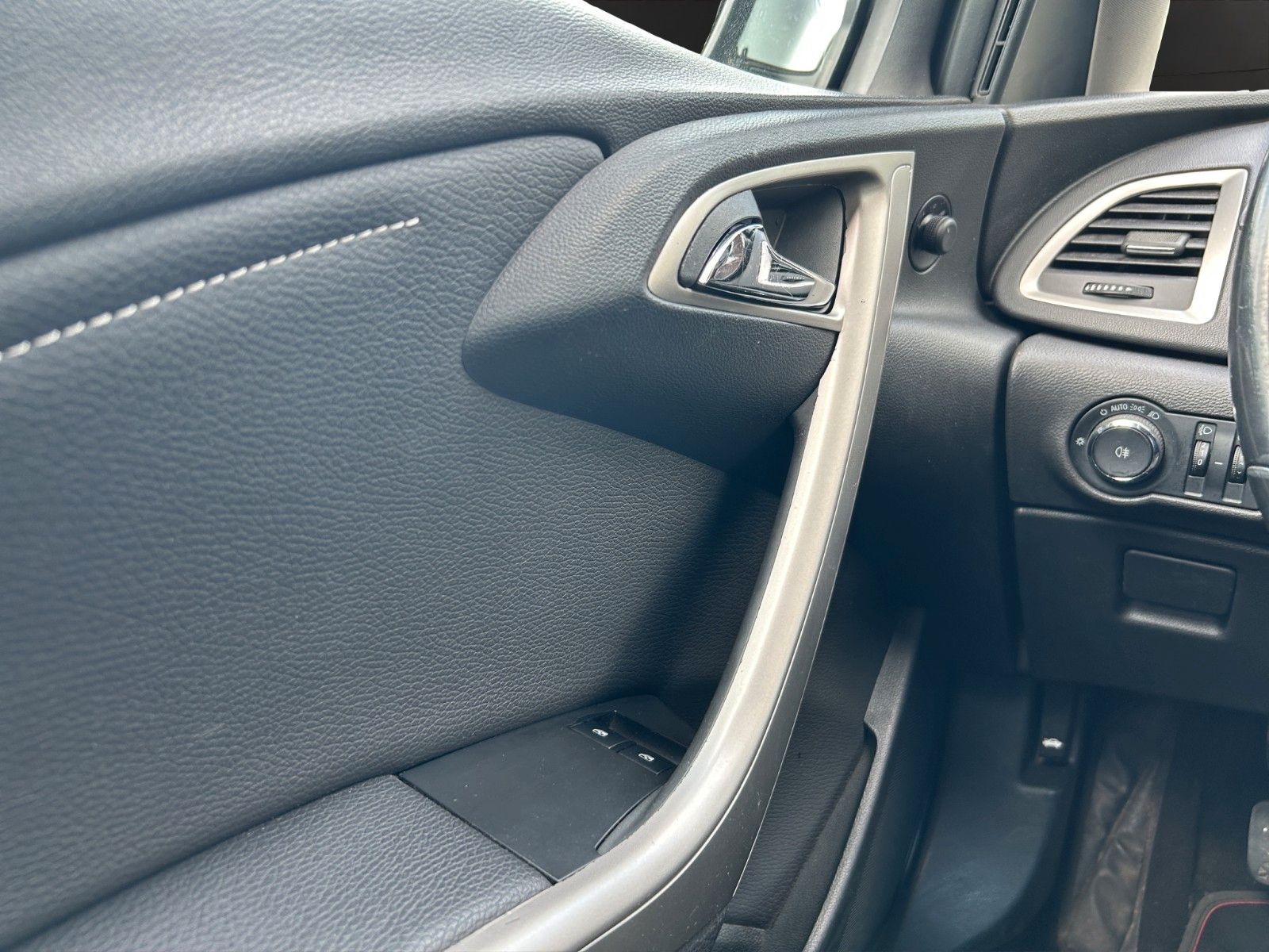 Fahrzeugabbildung Opel Astra J Sports Tourer 150 Jahre Klima/TÜV NEU