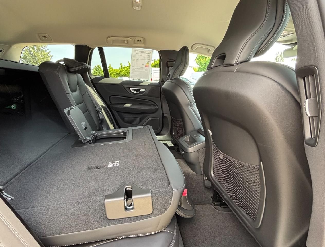Fahrzeugabbildung Volvo V60 Kombi Plus Dark LED DAB AHK ACC Harman Kardo