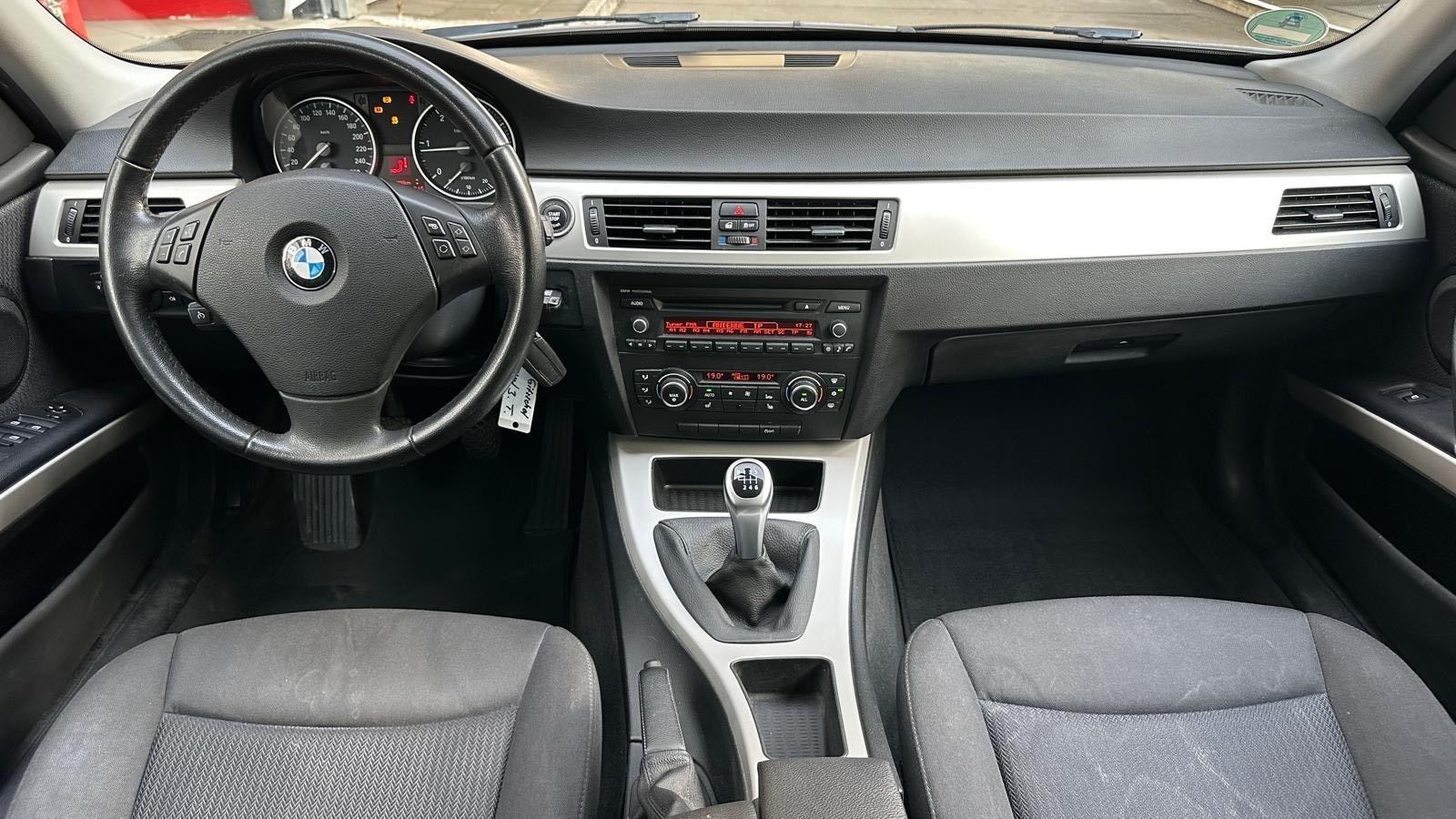 BMW 318 2011 — photo 11