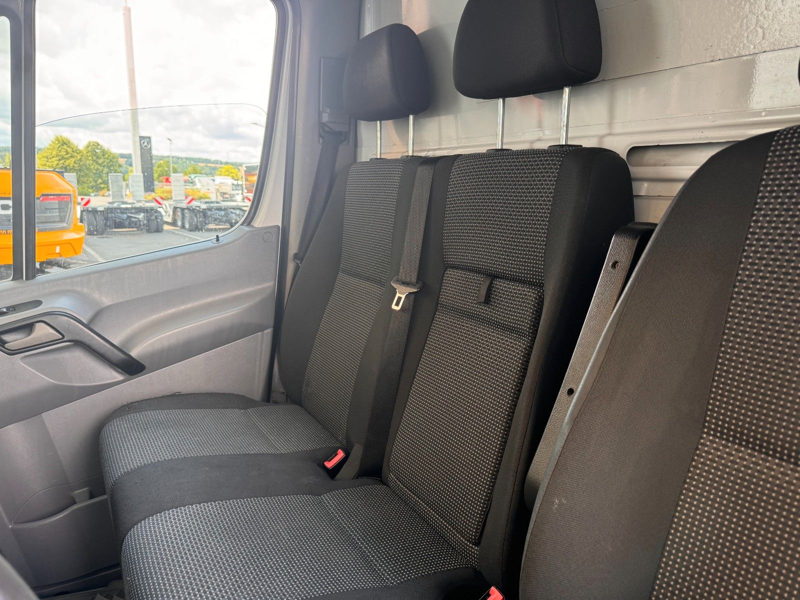 Fahrzeugabbildung Mercedes-Benz Sprinter 516 CDI 4325 Möbelkoffer Treppe