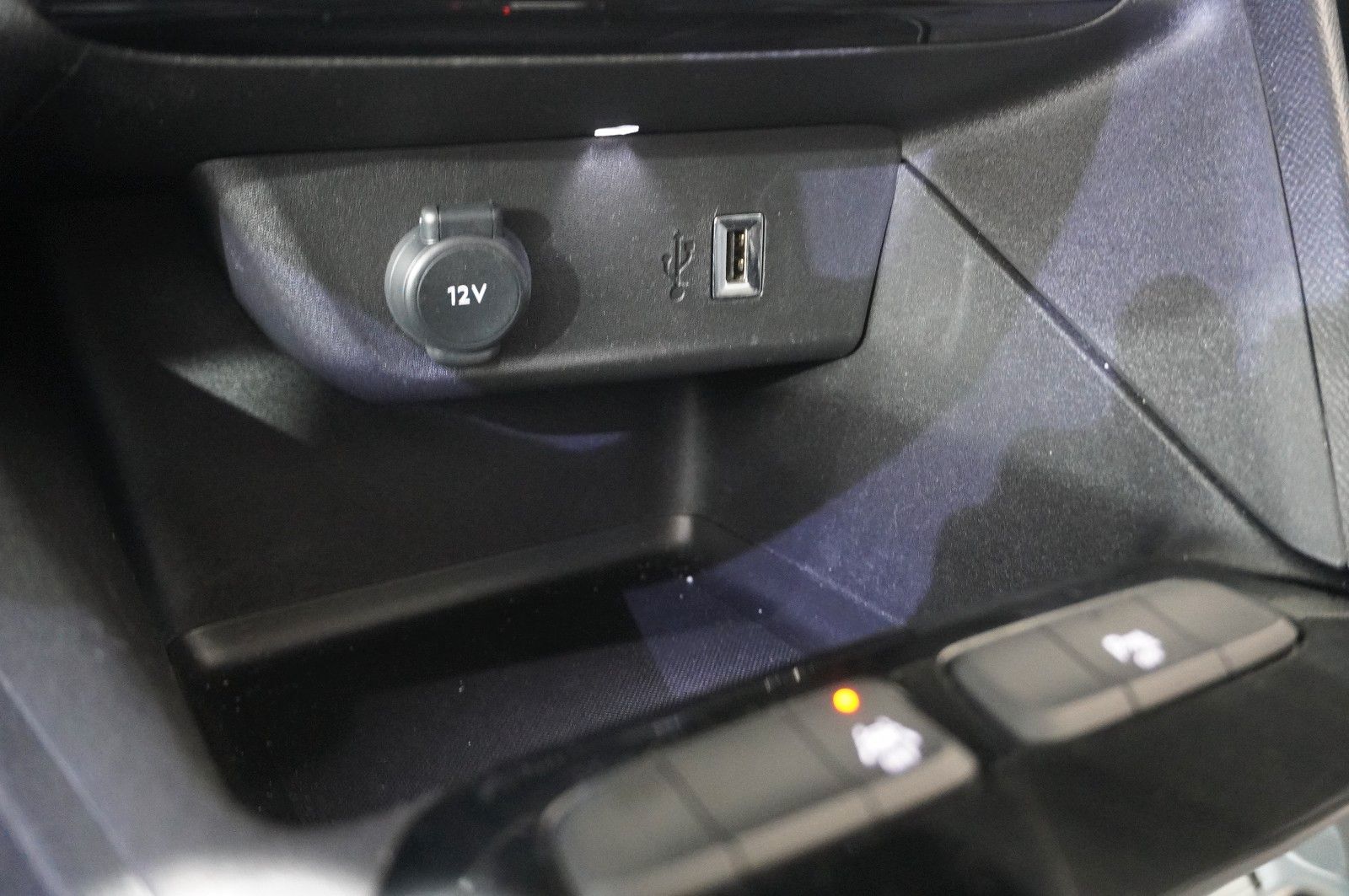 Fahrzeugabbildung Opel Corsa-e F FACELIFT 3-PHASIG NAVI/LED/DAB/11KW/SH