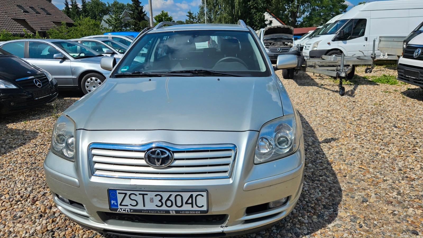 Toyota Avensis 2005 — rear view