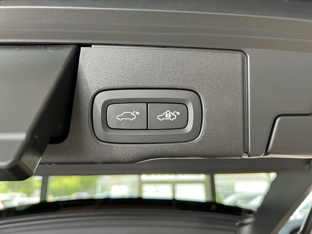 Volvo XC60 T6 Plus Dark Recharge AWD ACC Kamera Leder