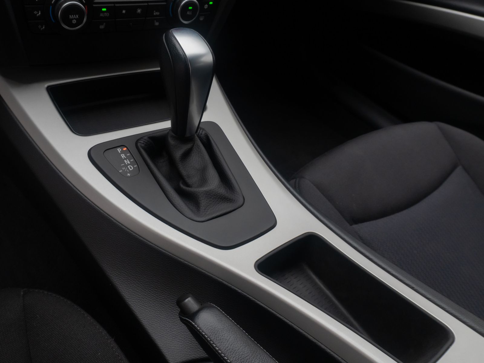 Fahrzeugabbildung BMW 318d GeschwindigReg KlimaAut PDC AHK Nebelschein