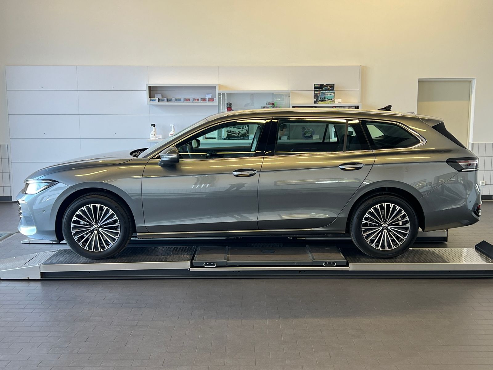 Fahrzeugabbildung Volkswagen Passat Variant Elegance 1.5 eTSI DSG *AHK,IQ-Lig