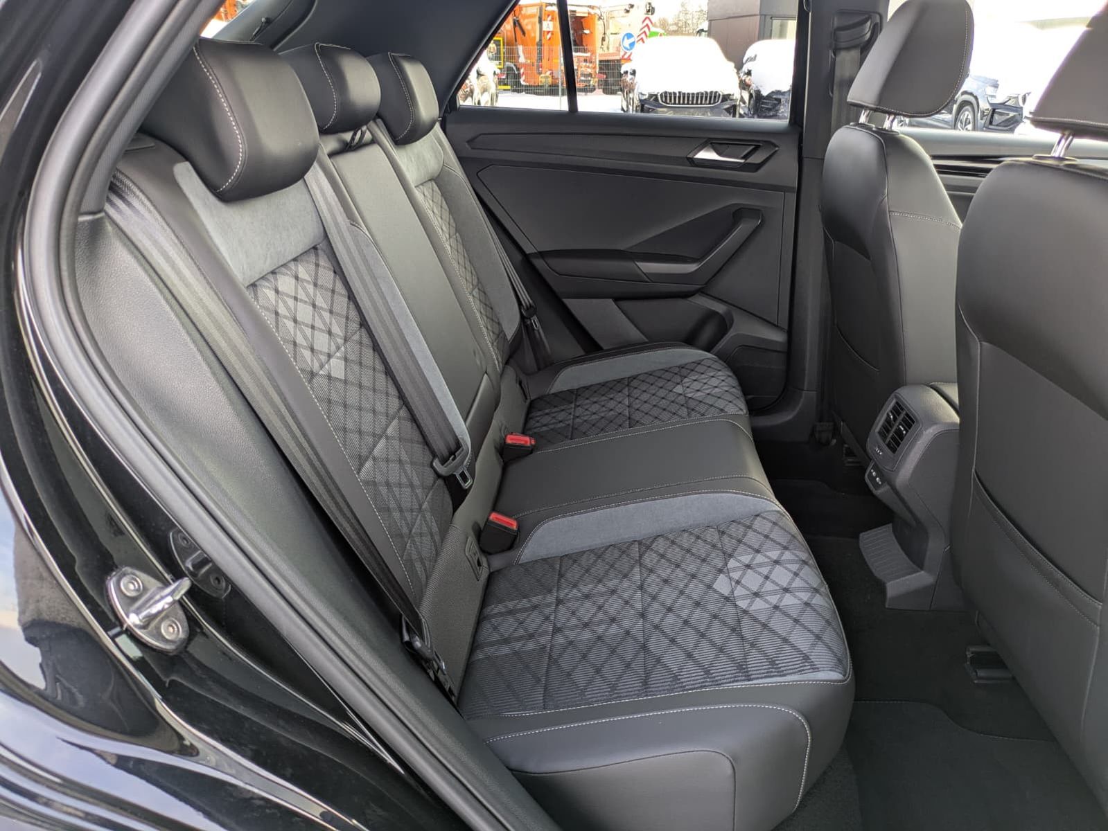 Fahrzeugabbildung Volkswagen T-Roc 2.0 TDI R-Line DSG 19"MATRIX*ACC*KAM*NAVI