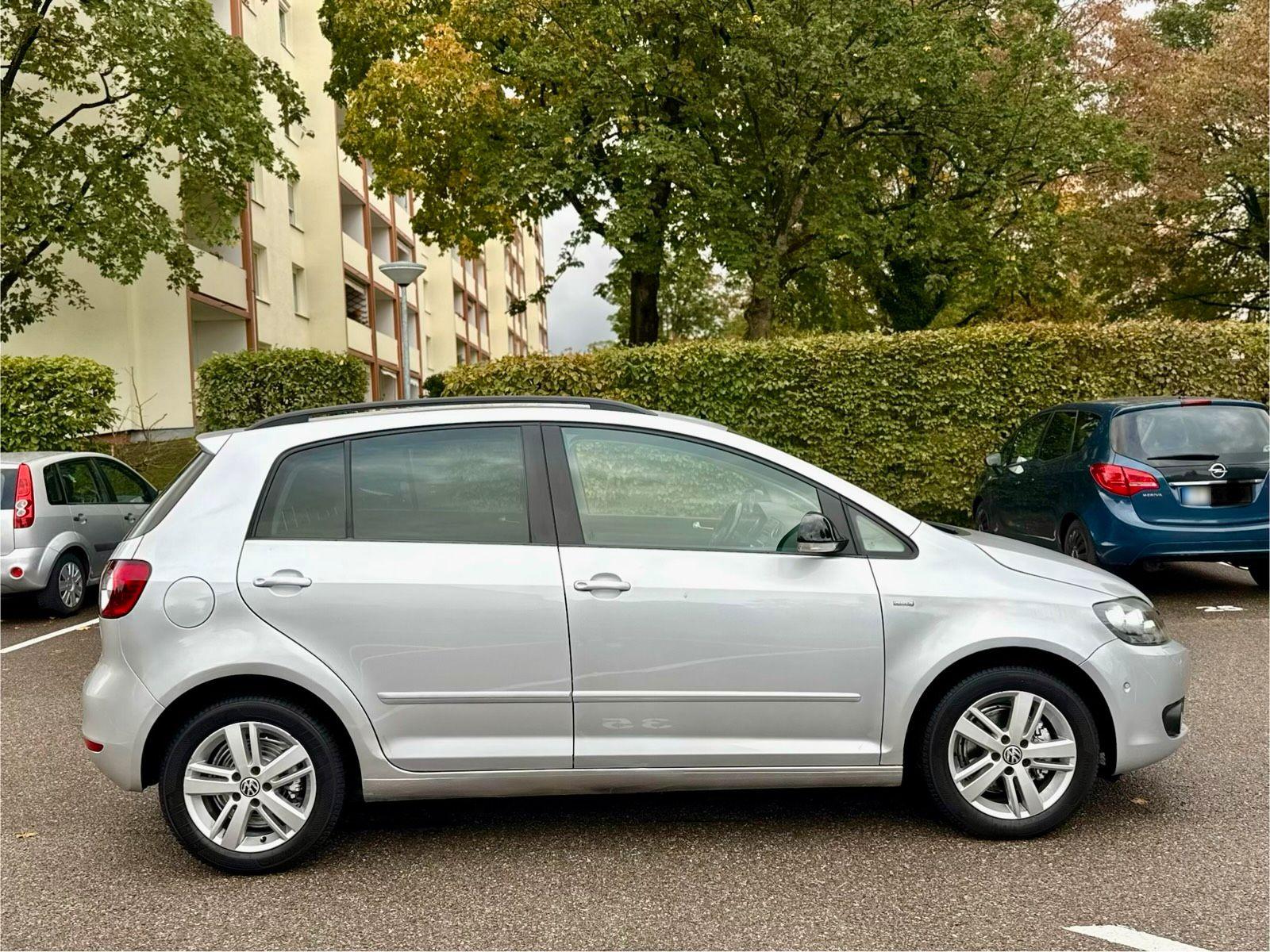 Volkswagen Golf 2012 — rear view