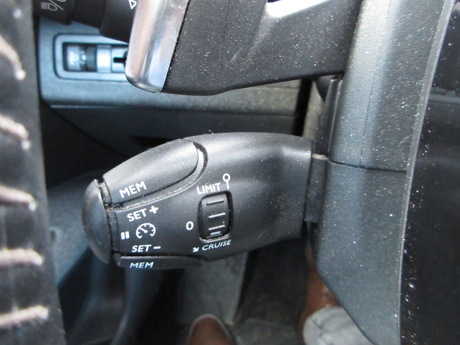 Fahrzeugabbildung Peugeot 5008 Active 1.2T LED/NAVI/PDC/TEMPOMAT