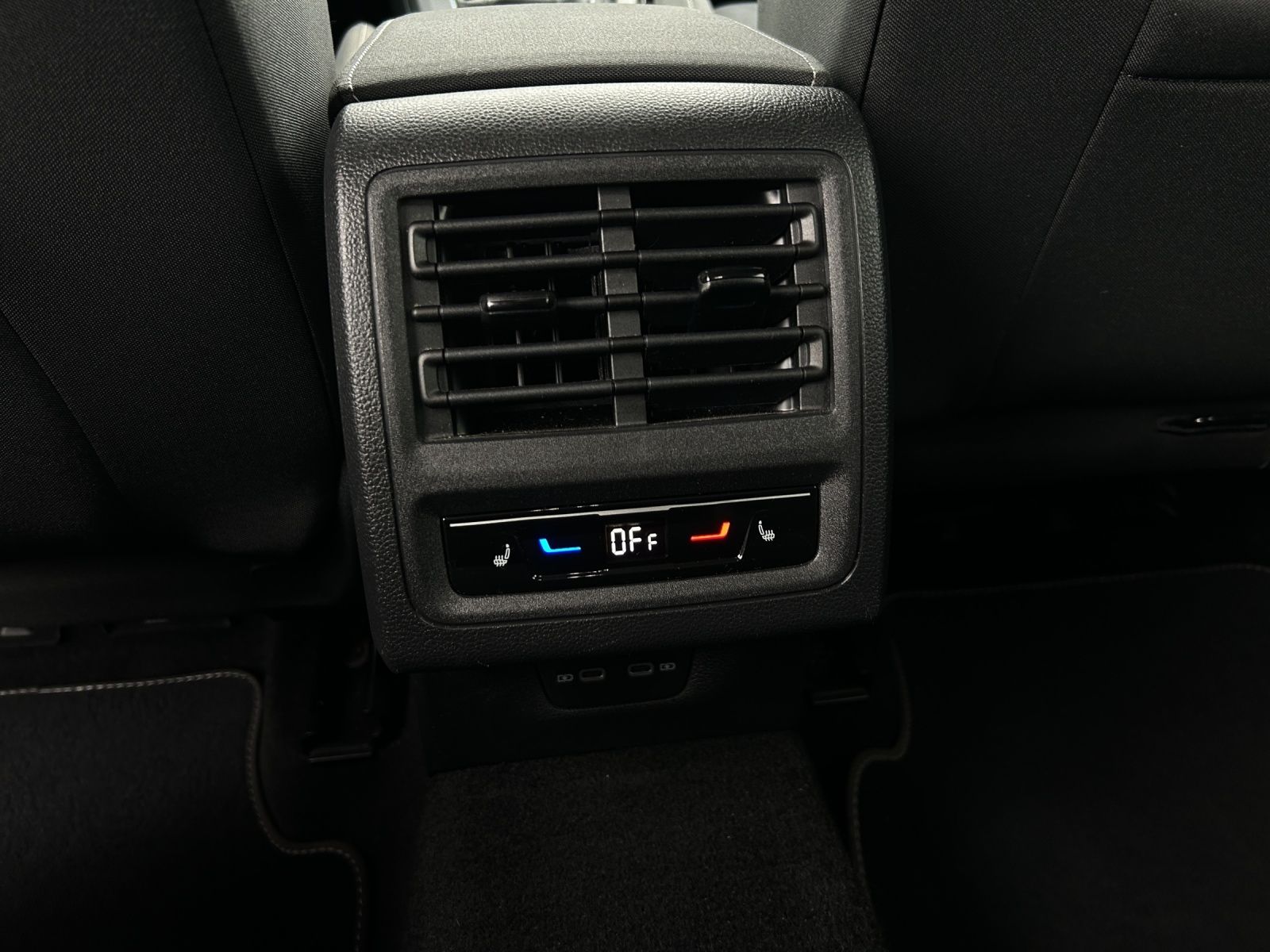 Fahrzeugabbildung Volkswagen Golf VIII TSI Style Matrix Navi ACC STHZ PDC SHZ