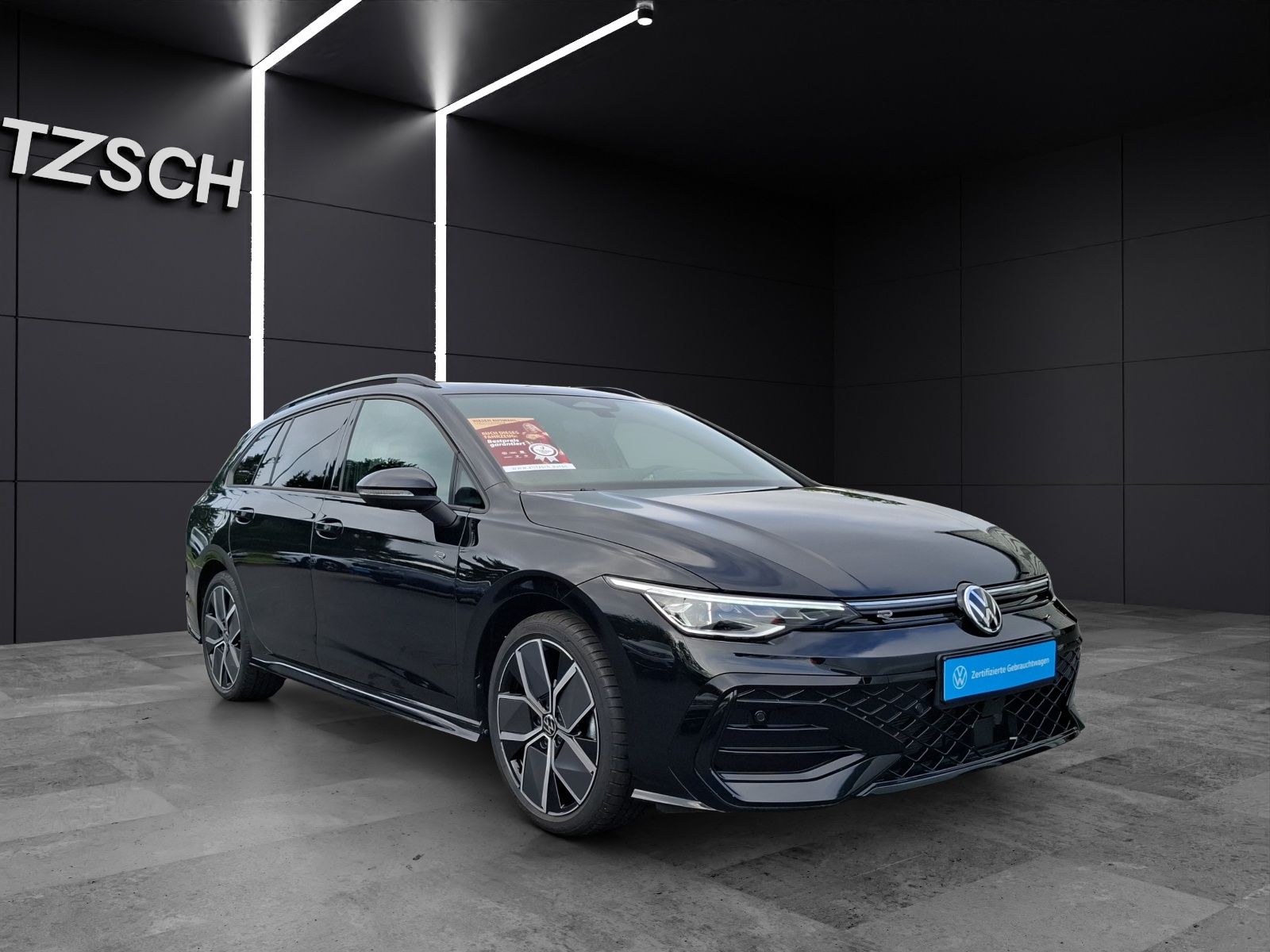 Fahrzeugabbildung Volkswagen Golf VIII Variant TSI R-Line Matrix AHK Navi AID